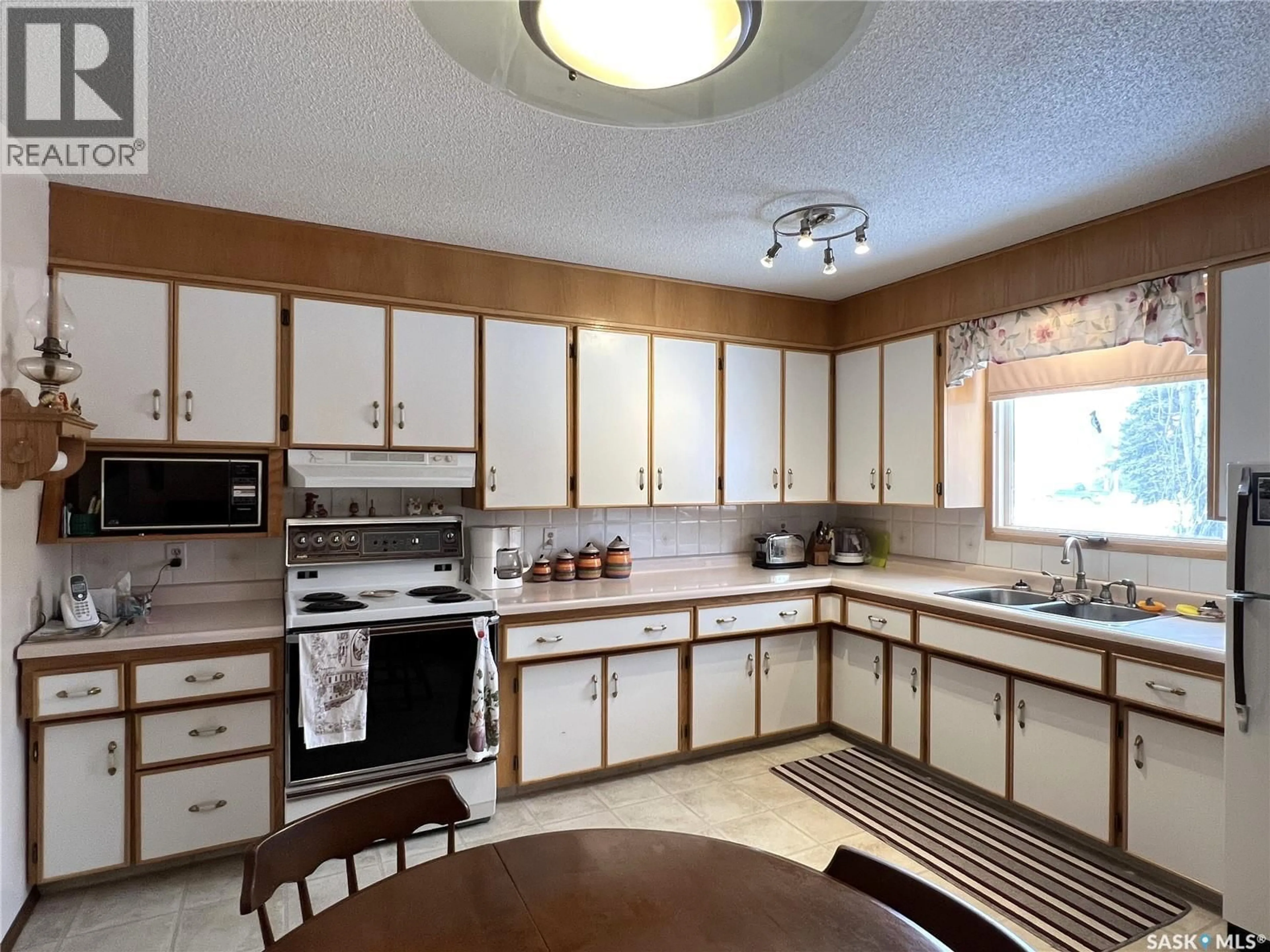 Standard kitchen, unknown for 514 2ND STREET, Meadow Lake Saskatchewan S9X1G6