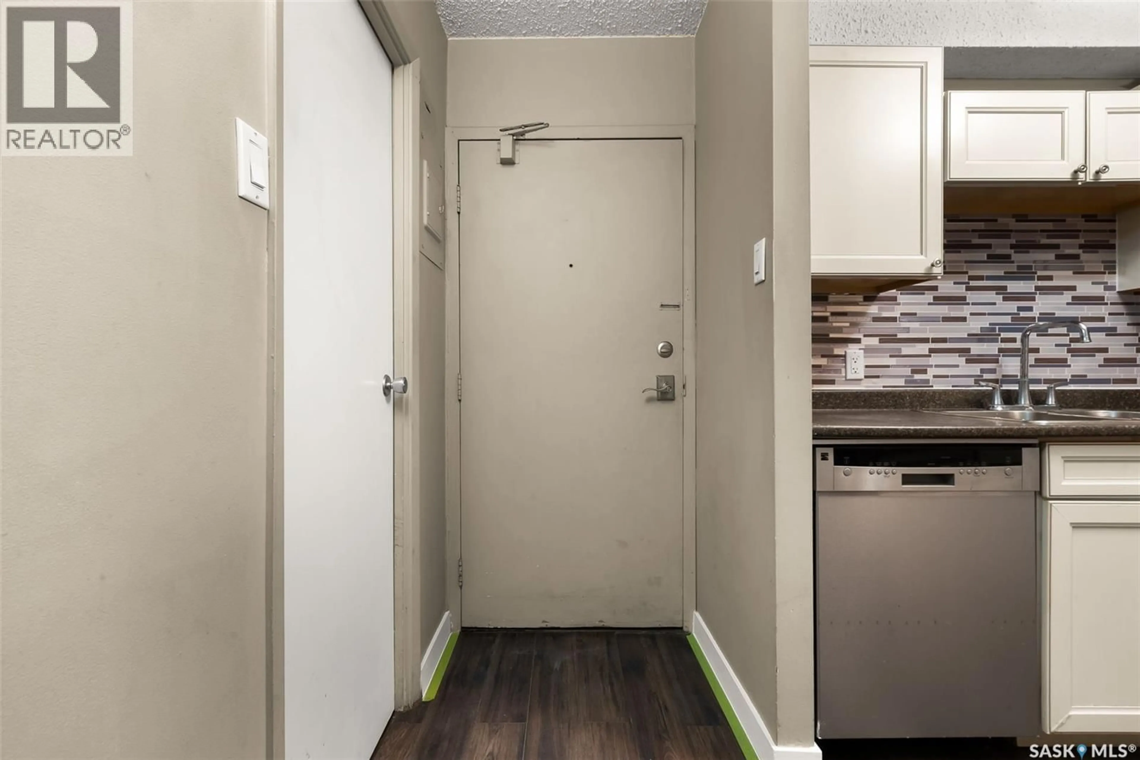 Indoor entryway for 112 - 4045 RAE STREET, Regina Saskatchewan S4S6Y8