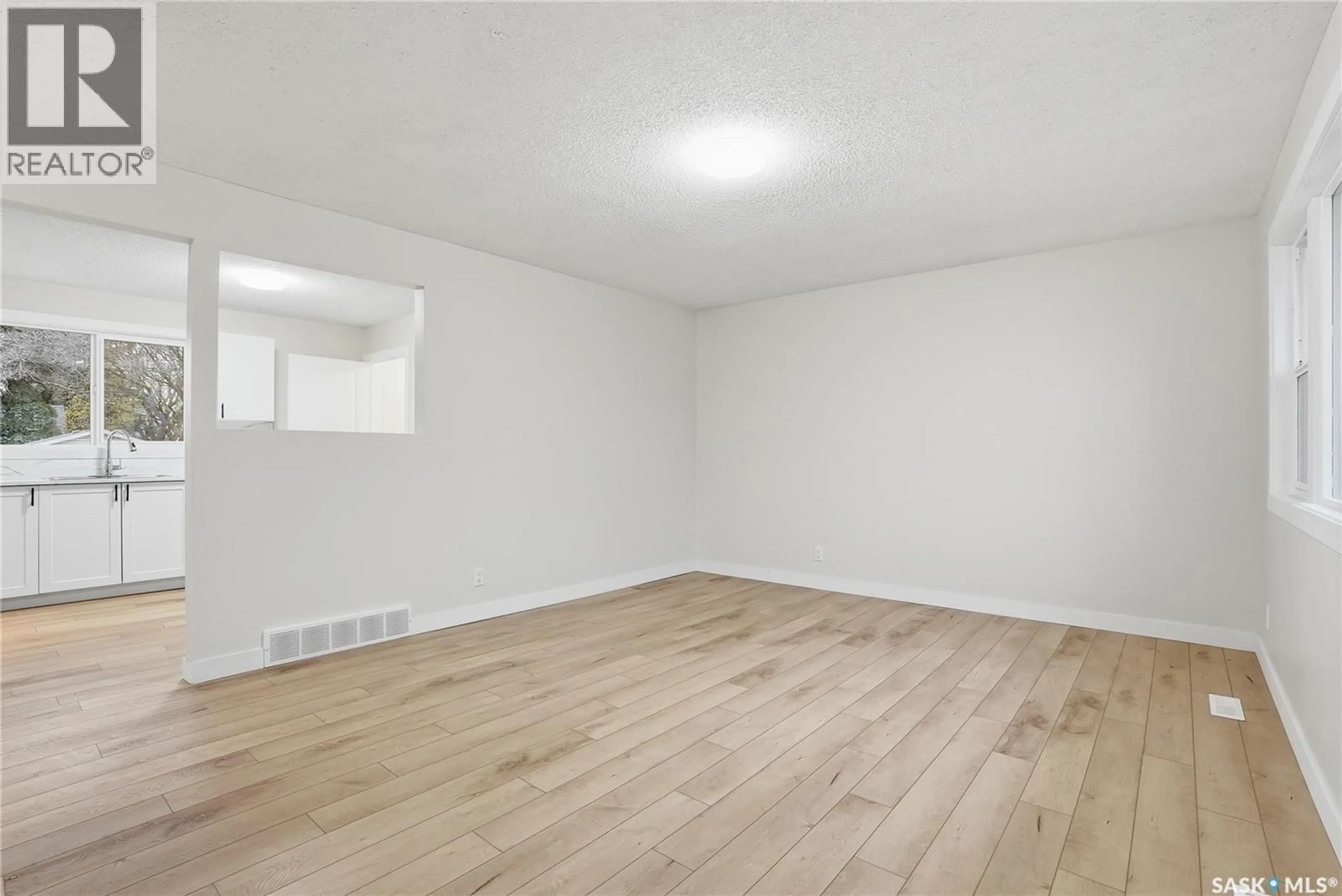 A pic of a room for 1652 CENTRAL AVENUE, Saskatoon Saskatchewan S7N2H5