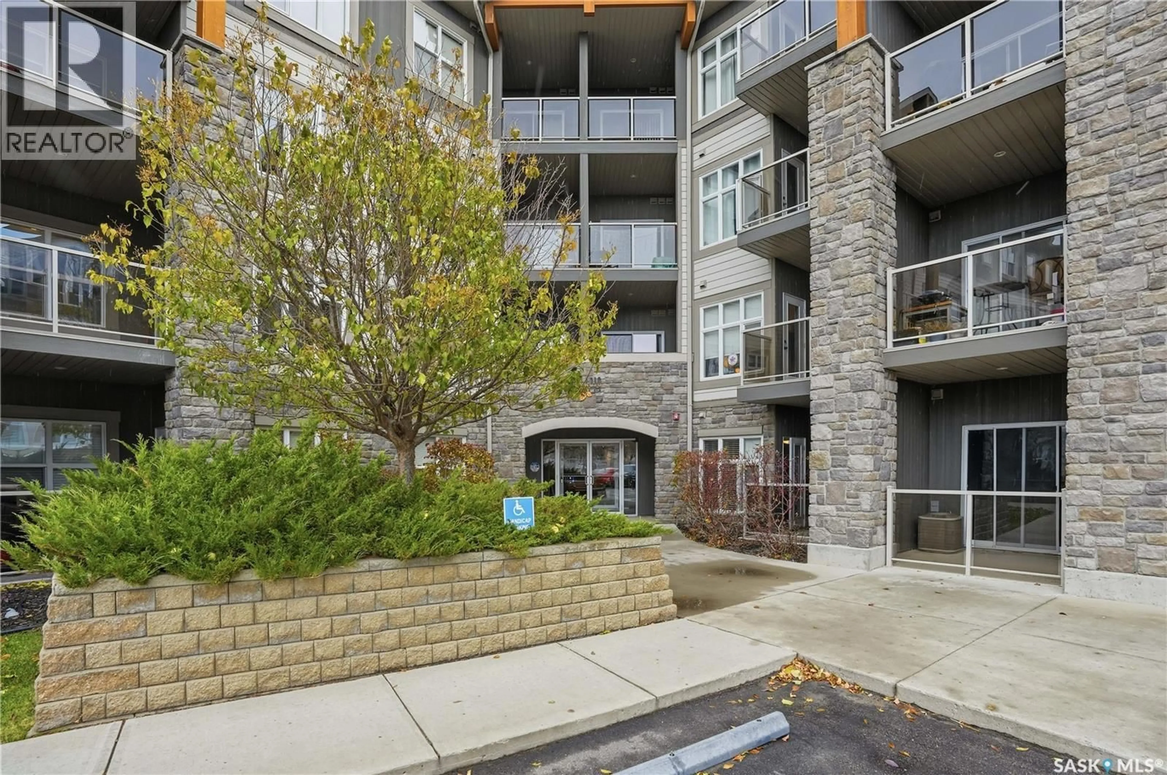 Patio, building for 103 - 1220 BLACKFOOT DRIVE, Regina Saskatchewan S4S6T2