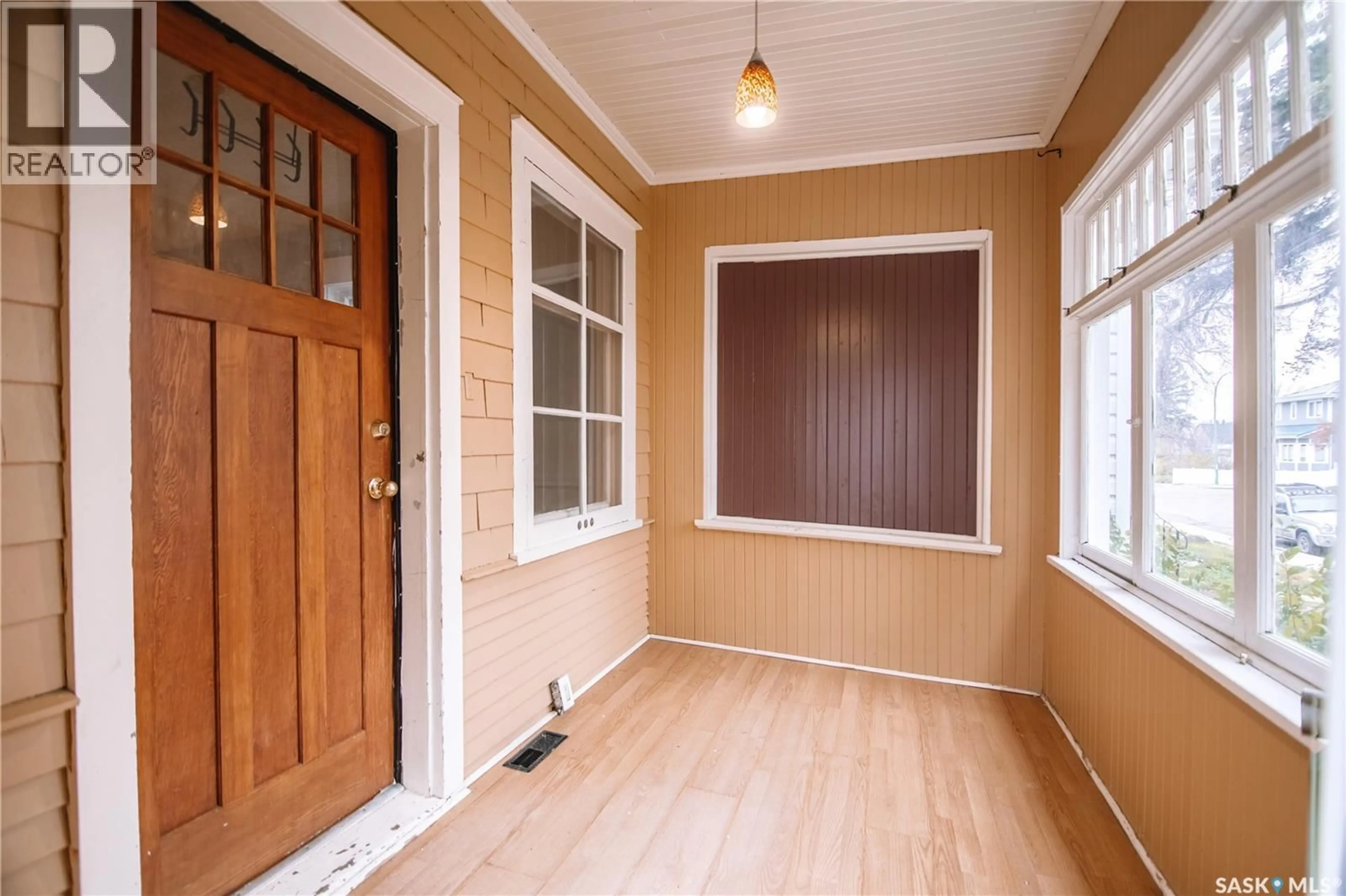 Indoor entryway for 2061 QUEEN STREET, Regina Saskatchewan S4T4C2