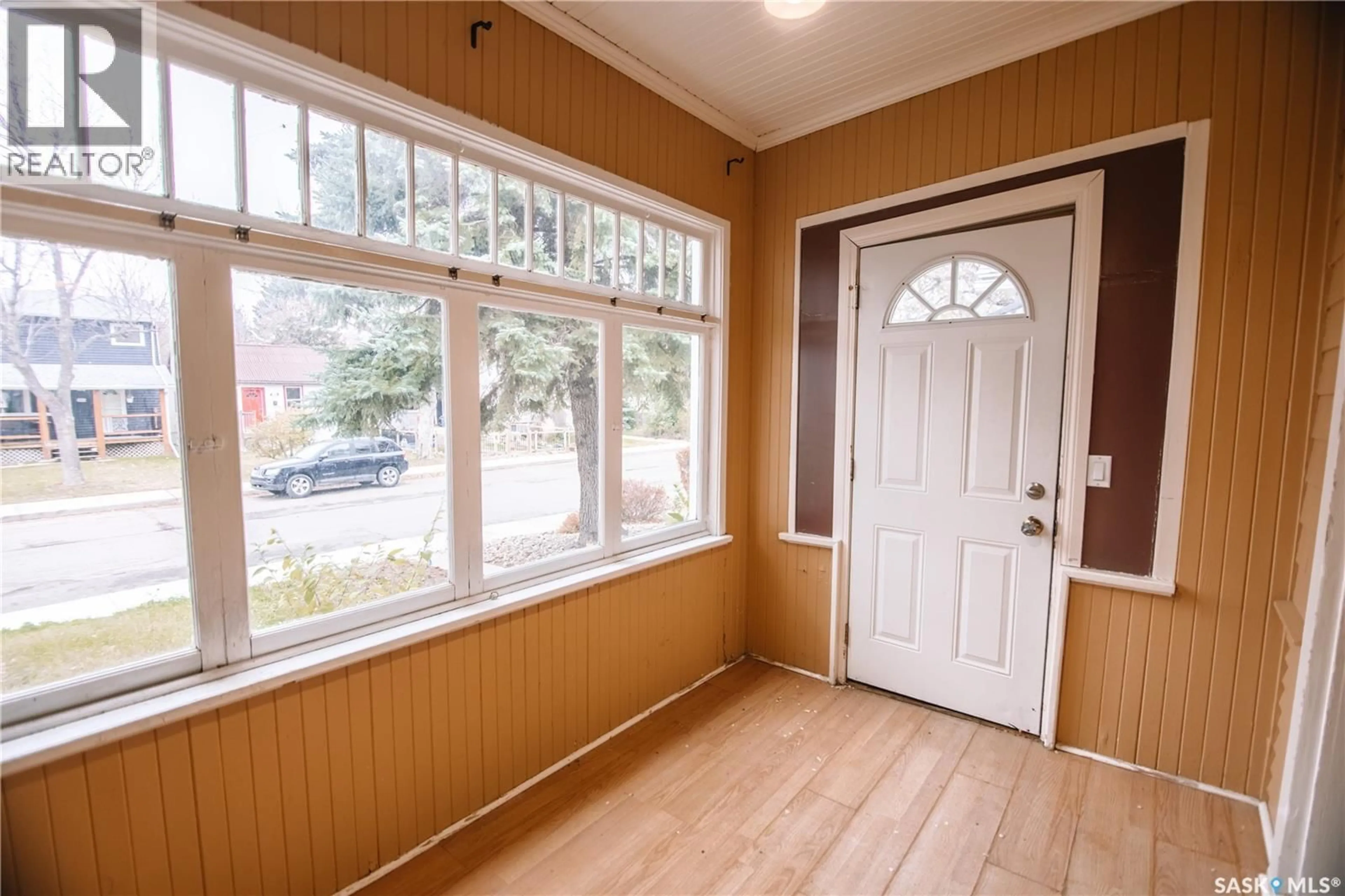 Indoor entryway for 2061 QUEEN STREET, Regina Saskatchewan S4T4C2