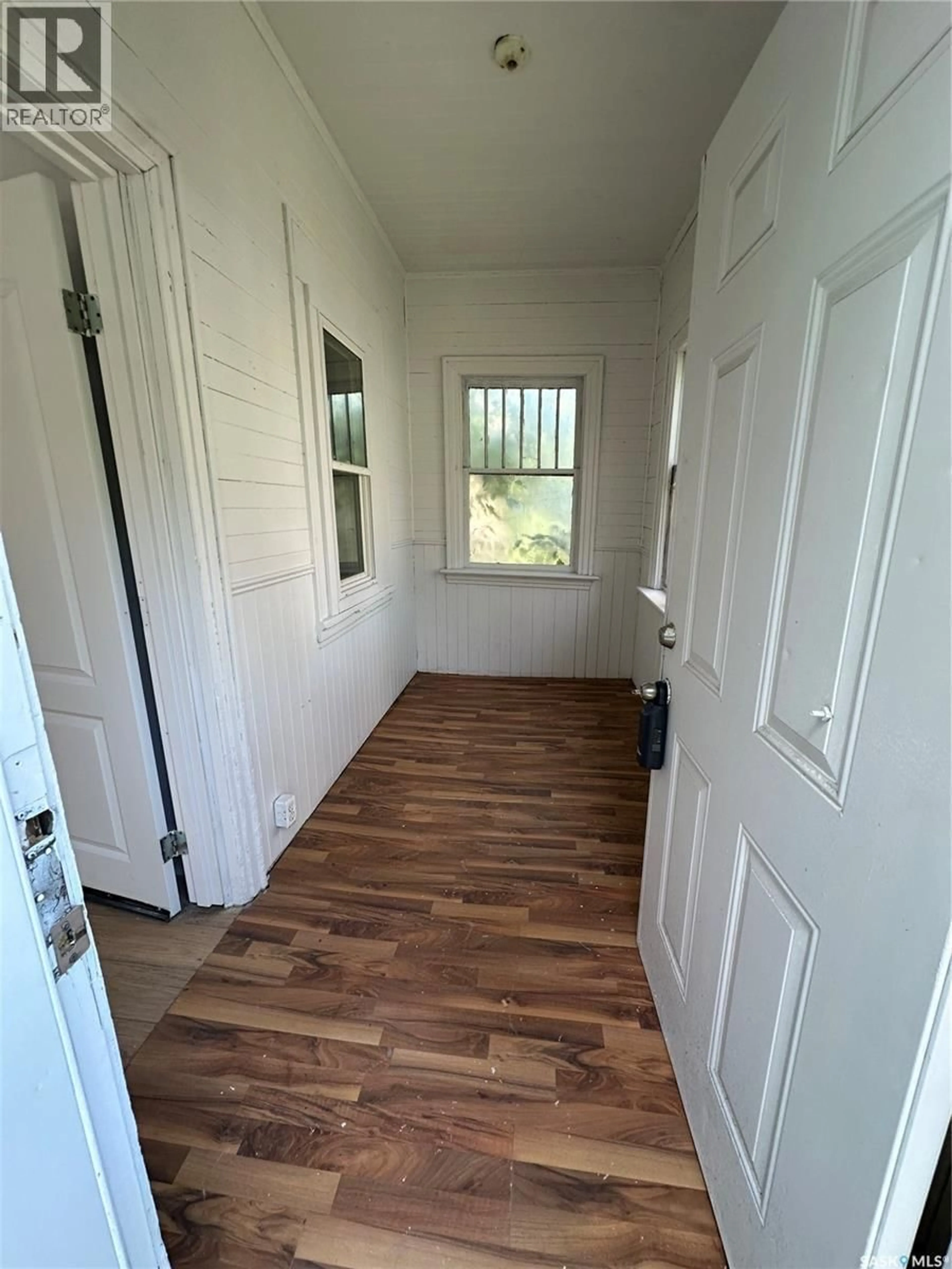 Indoor entryway for 127 S AVENUE S, Saskatoon Saskatchewan S7M2Z7