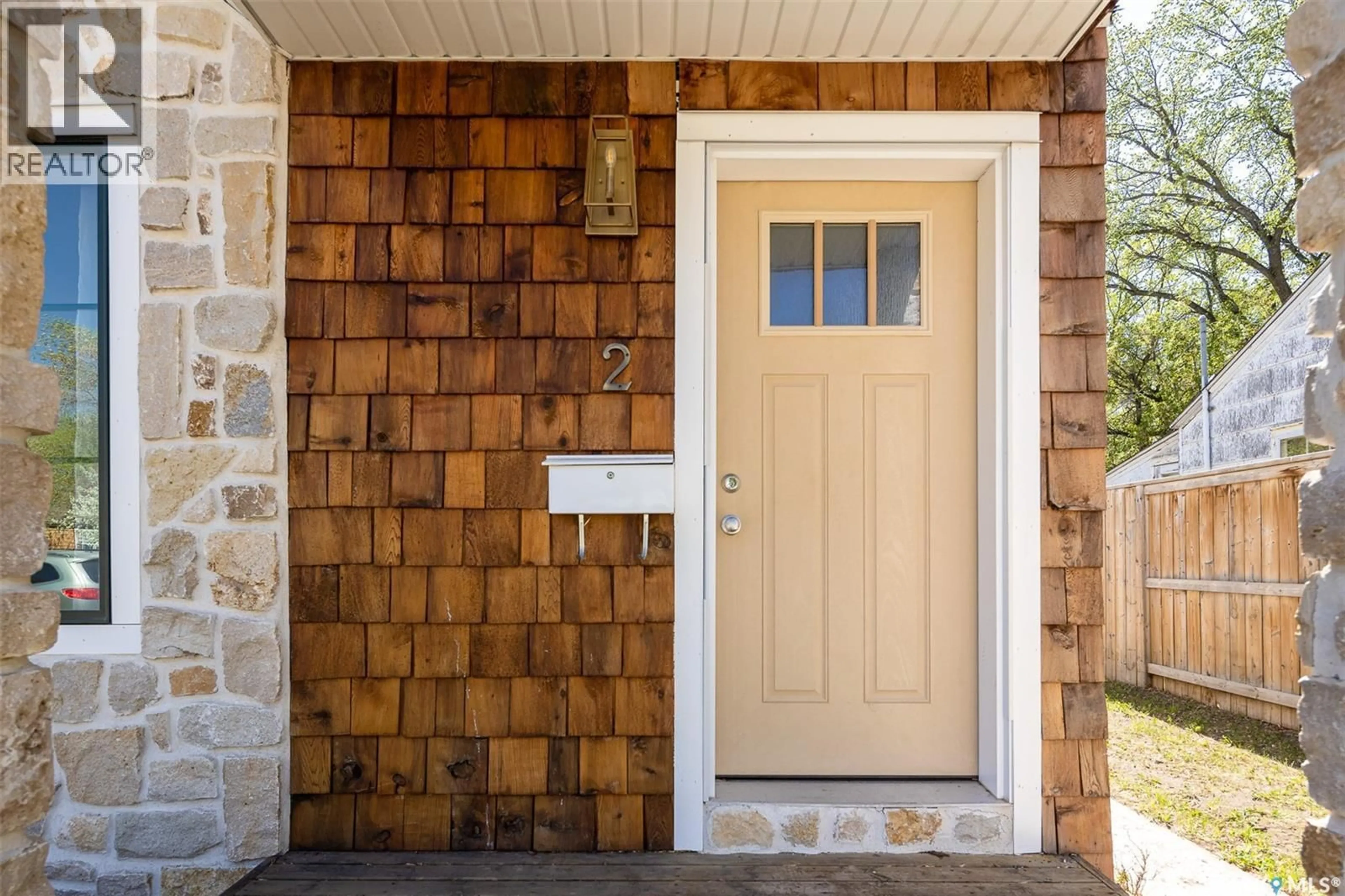 Indoor entryway for 2 CONNAUGHT PLACE, Saskatoon Saskatchewan S7L1C7