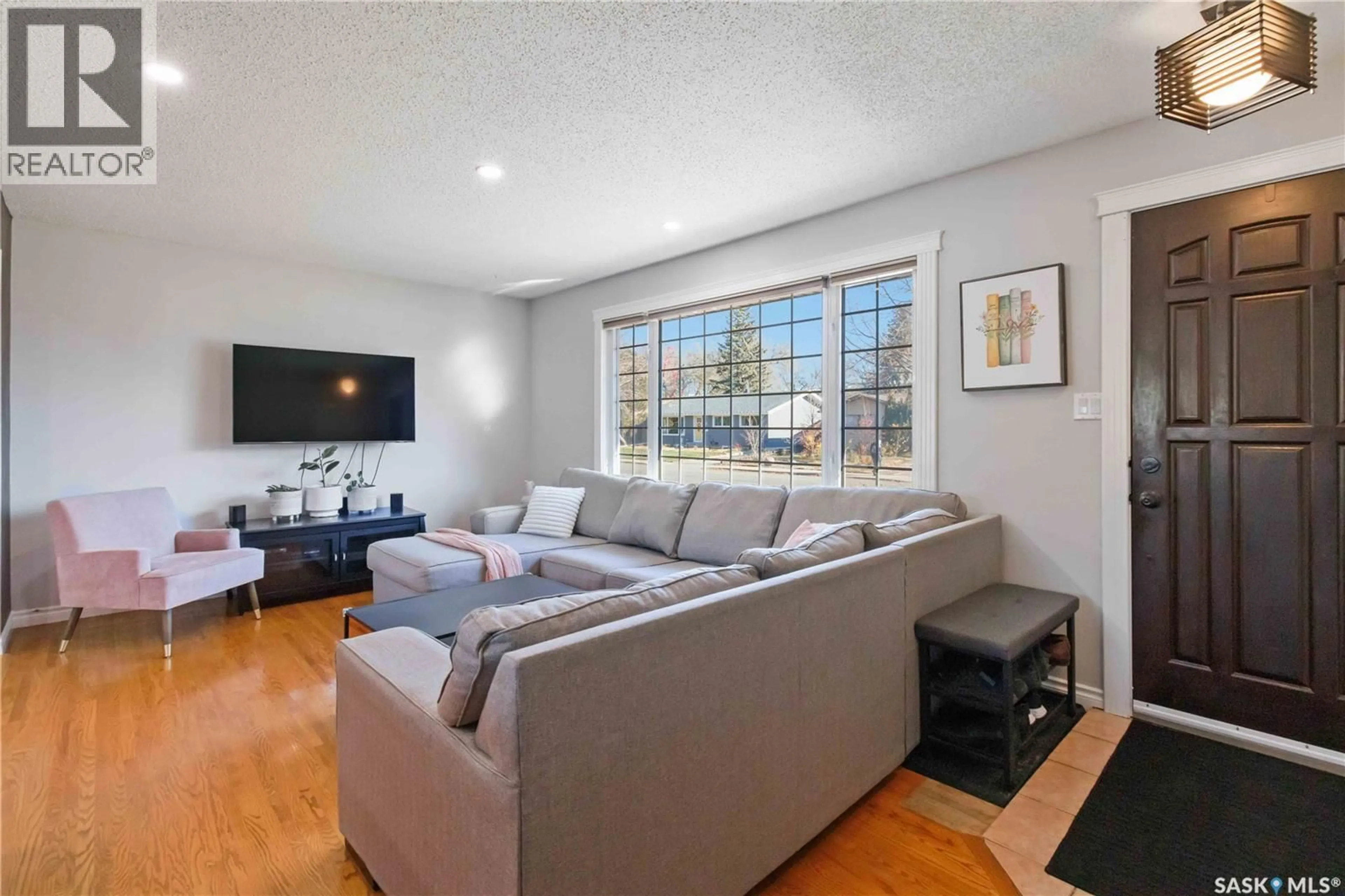 Living room with furniture, unknown for 8 MACLEAN CRESCENT, Saskatoon Saskatchewan S7J2R7