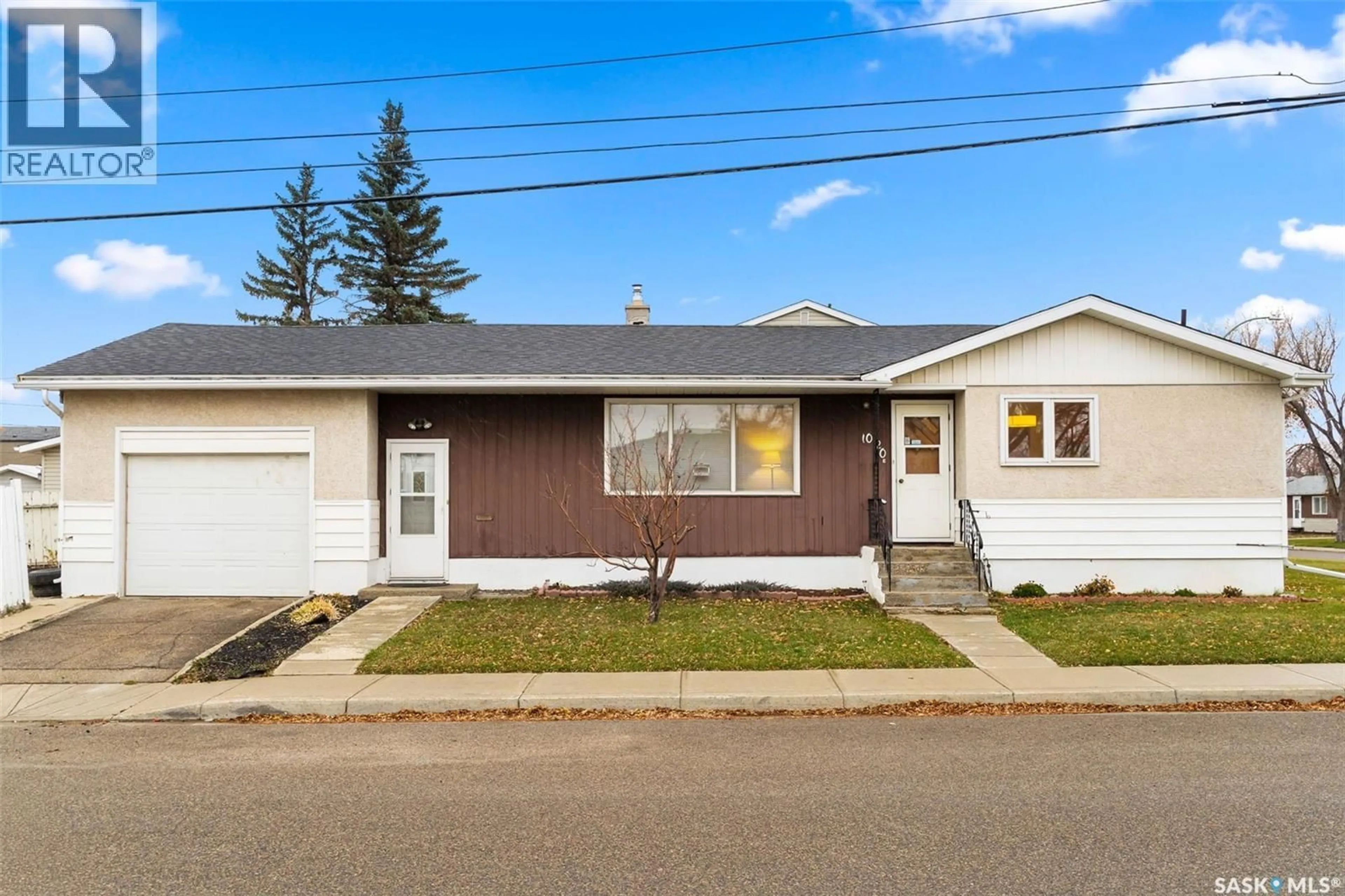 Home with vinyl exterior material, street for 1020 9TH AVENUE, Regina Saskatchewan S4N0H3