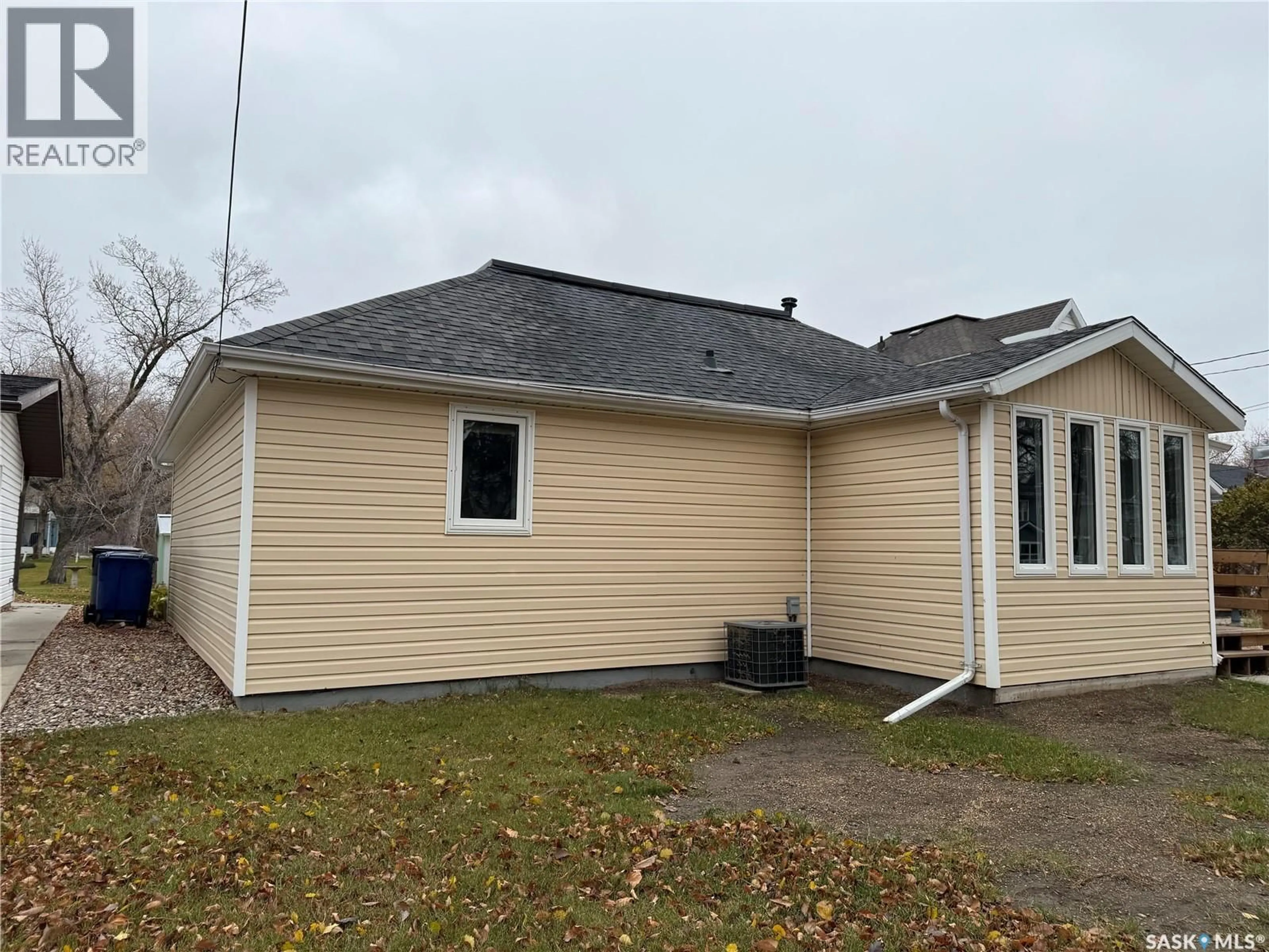 Home with vinyl exterior material, building for 426 6TH STREET, Weyburn Saskatchewan S4H1B6