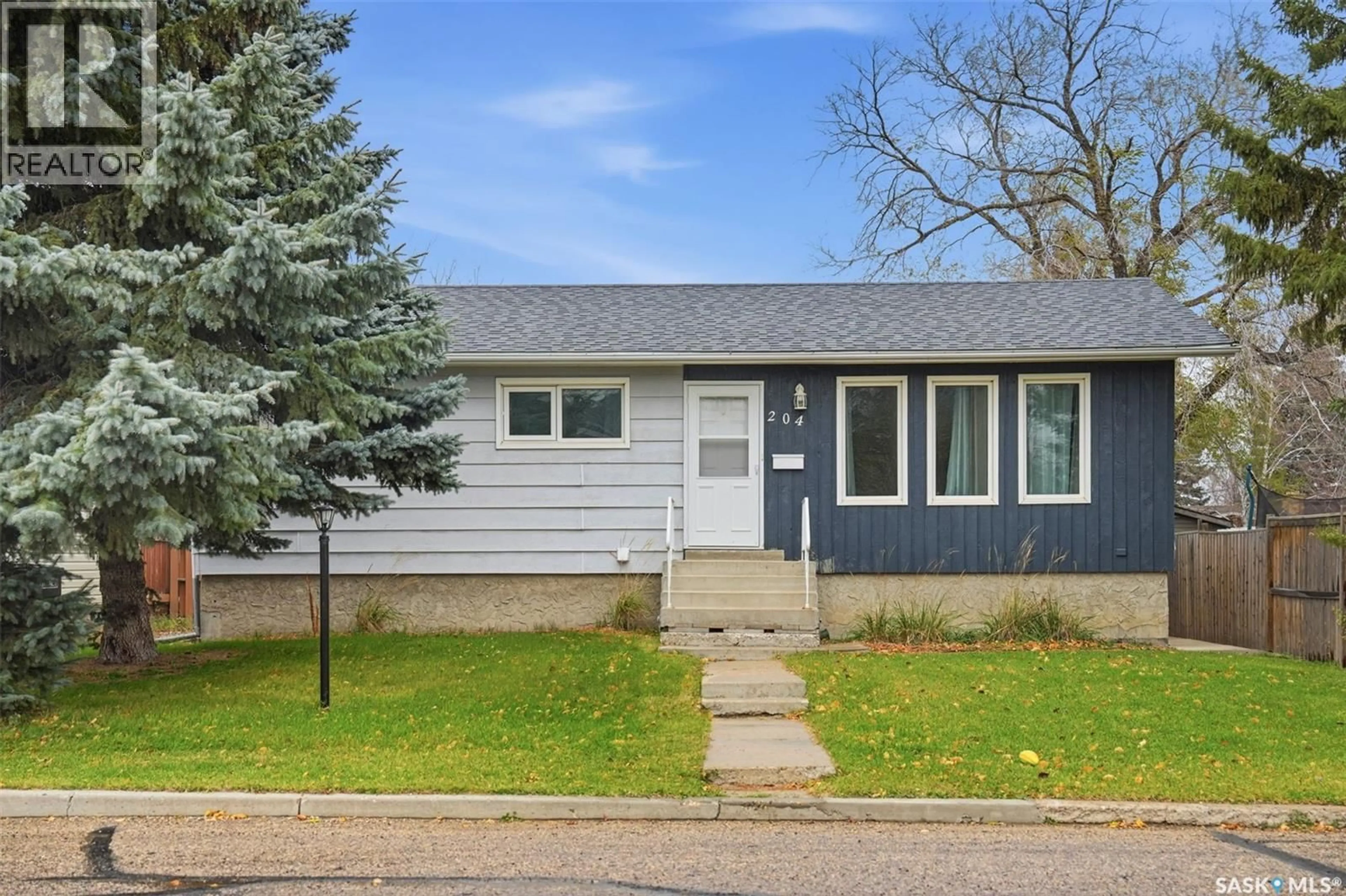 Home with vinyl exterior material, street for 204 7TH AVENUE, Watrous Saskatchewan S0K4T0