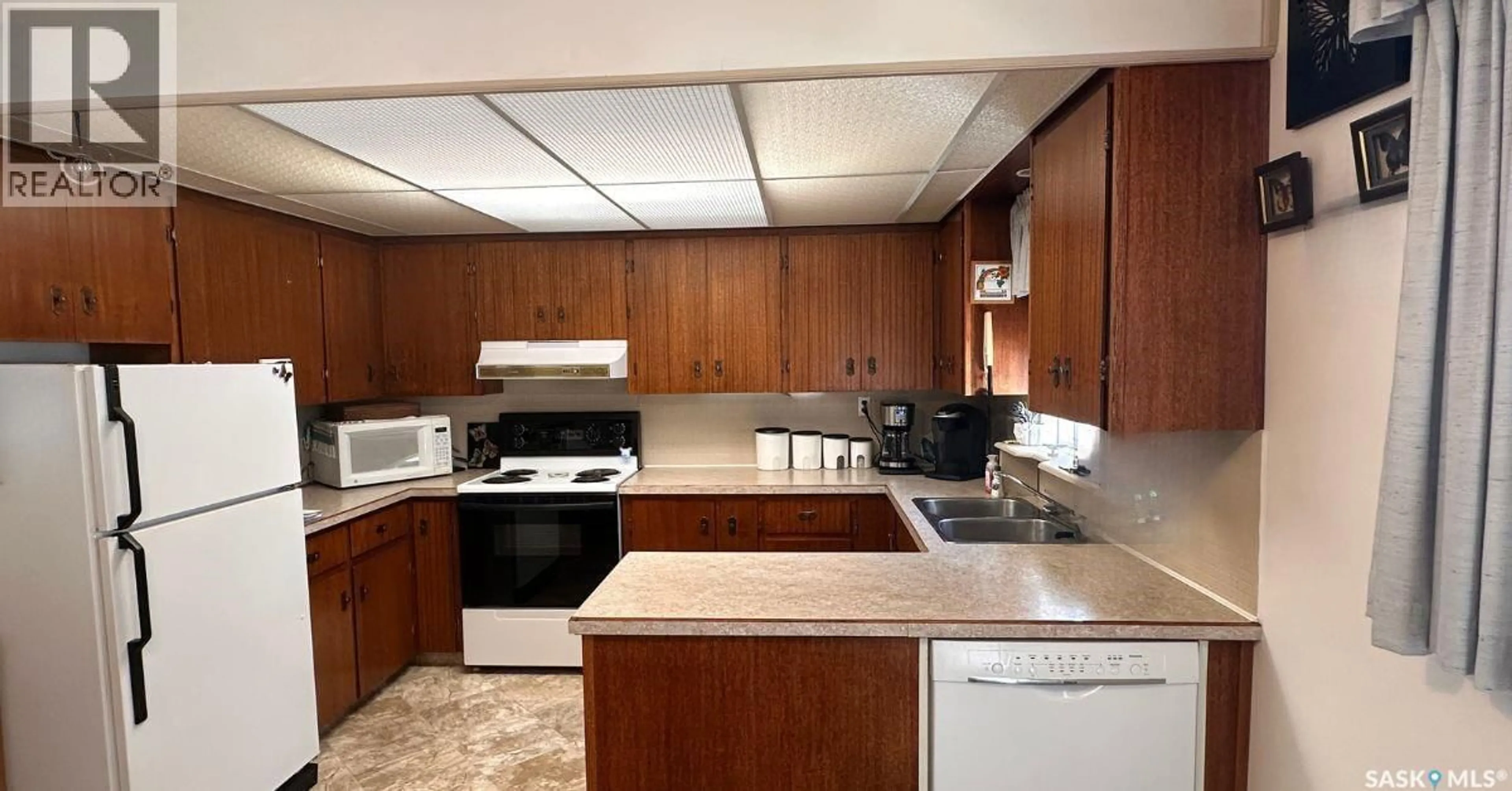 Standard kitchen, unknown for 240 8TH AVENUE, Swift Current Saskatchewan S9H0Z8