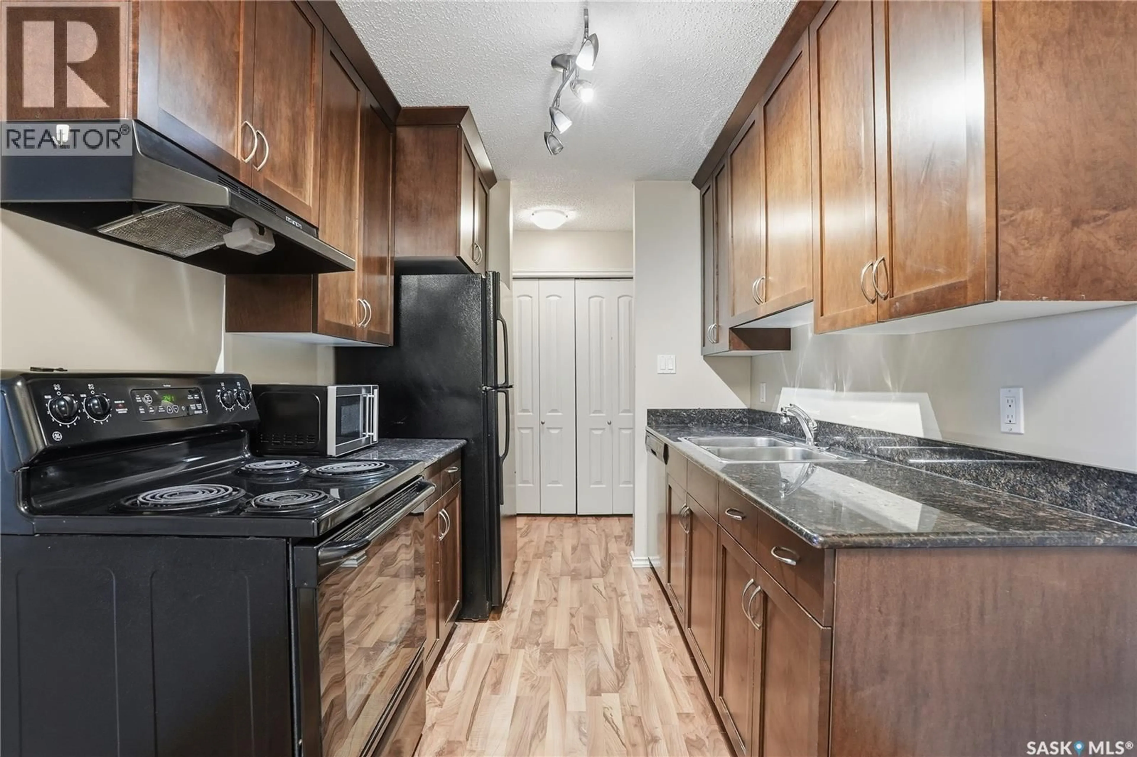 Standard kitchen, unknown for 303 2233 ST HENRY AVENUE, Saskatoon Saskatchewan S7M5K6