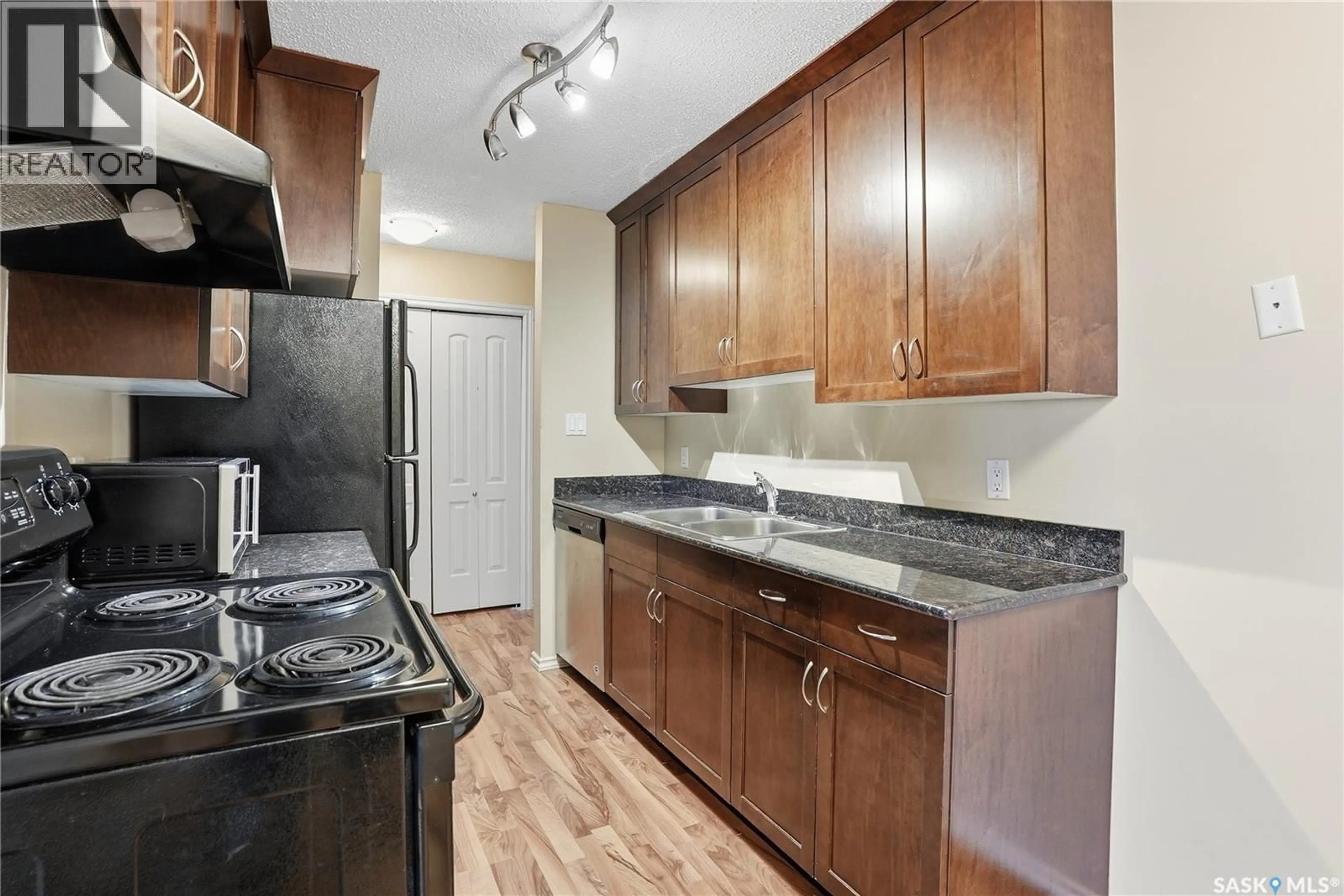 Standard kitchen, unknown for 303 2233 ST HENRY AVENUE, Saskatoon Saskatchewan S7M5K6
