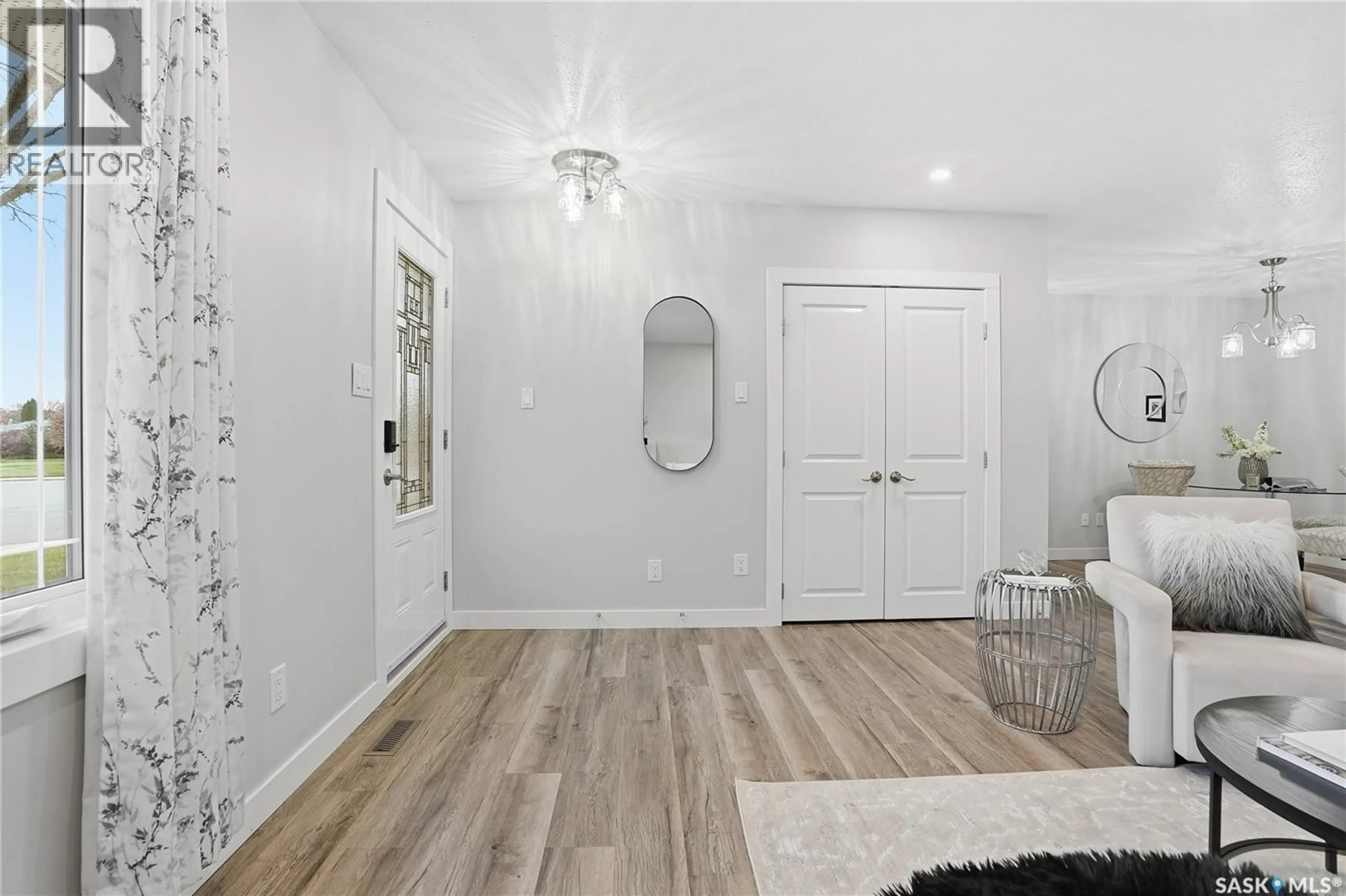 Indoor entryway for 2609 CUMBERLAND AVENUE, Saskatoon Saskatchewan S7J2A3