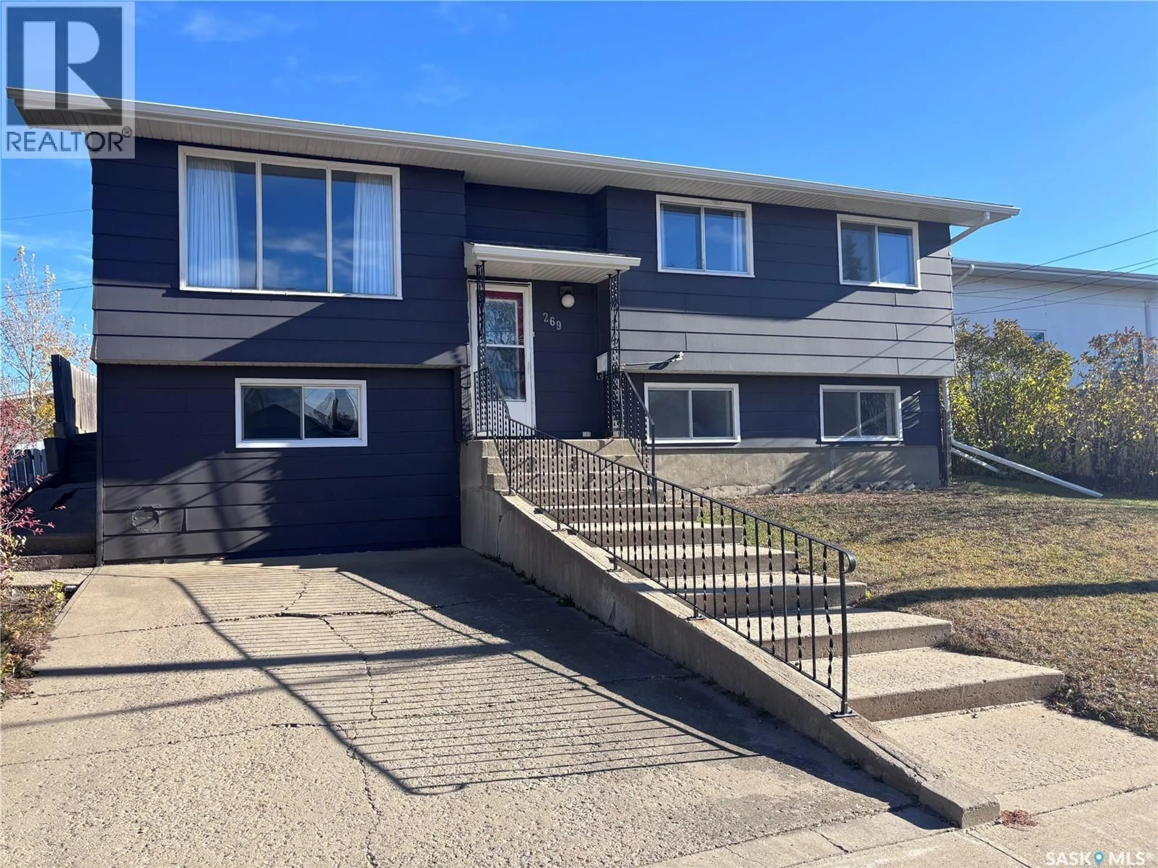 Home with vinyl exterior material, street for 269 5TH AVENUE, Swift Current Saskatchewan S9H2L3