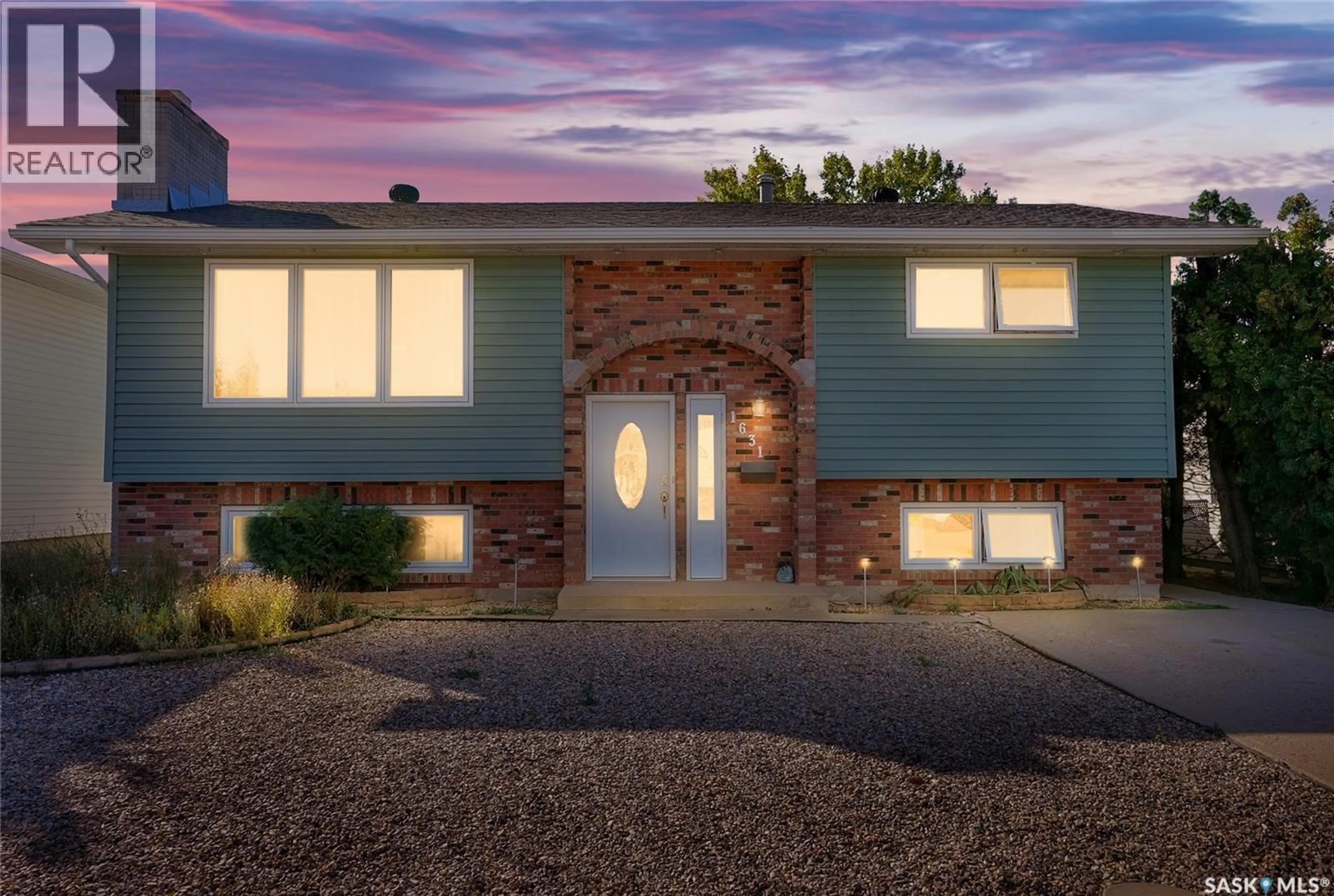 Home with vinyl exterior material, street for 1631 GLENDALE STREET, Moose Jaw Saskatchewan S6K1A9