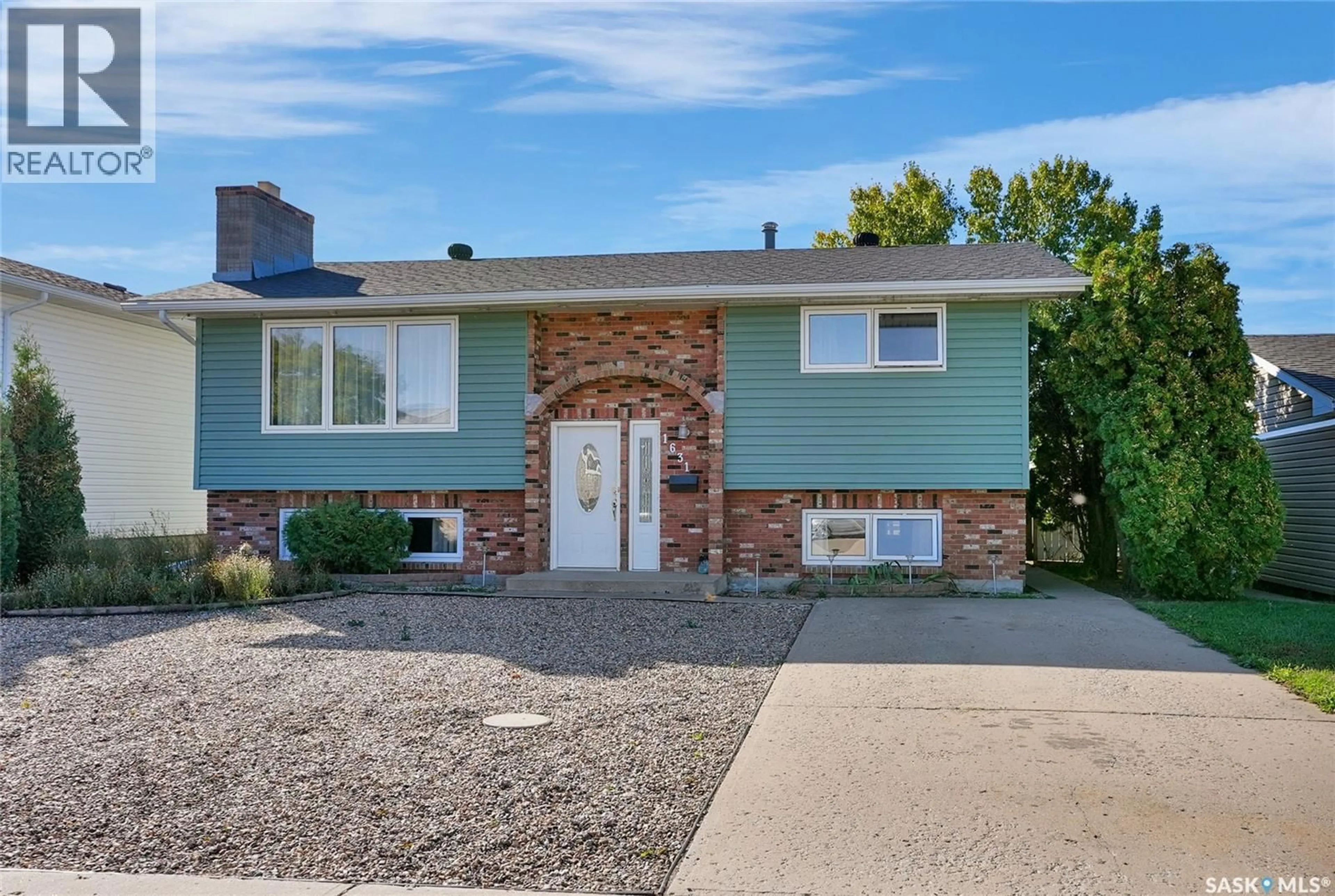 Home with vinyl exterior material, street for 1631 GLENDALE STREET, Moose Jaw Saskatchewan S6K1A9