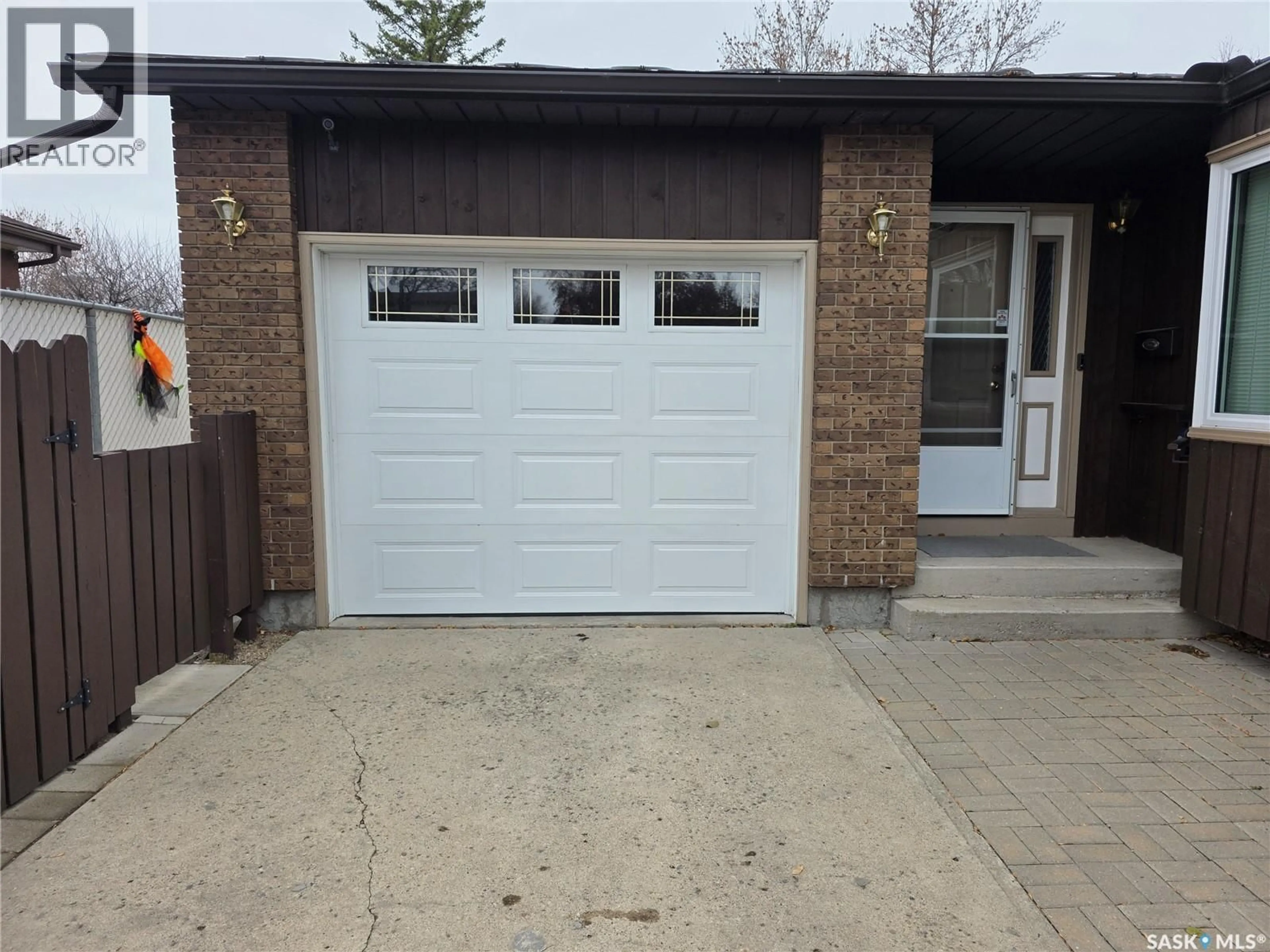 Indoor garage for 1254 MCNEILL CRESCENT, Regina Saskatchewan S4N5Z4