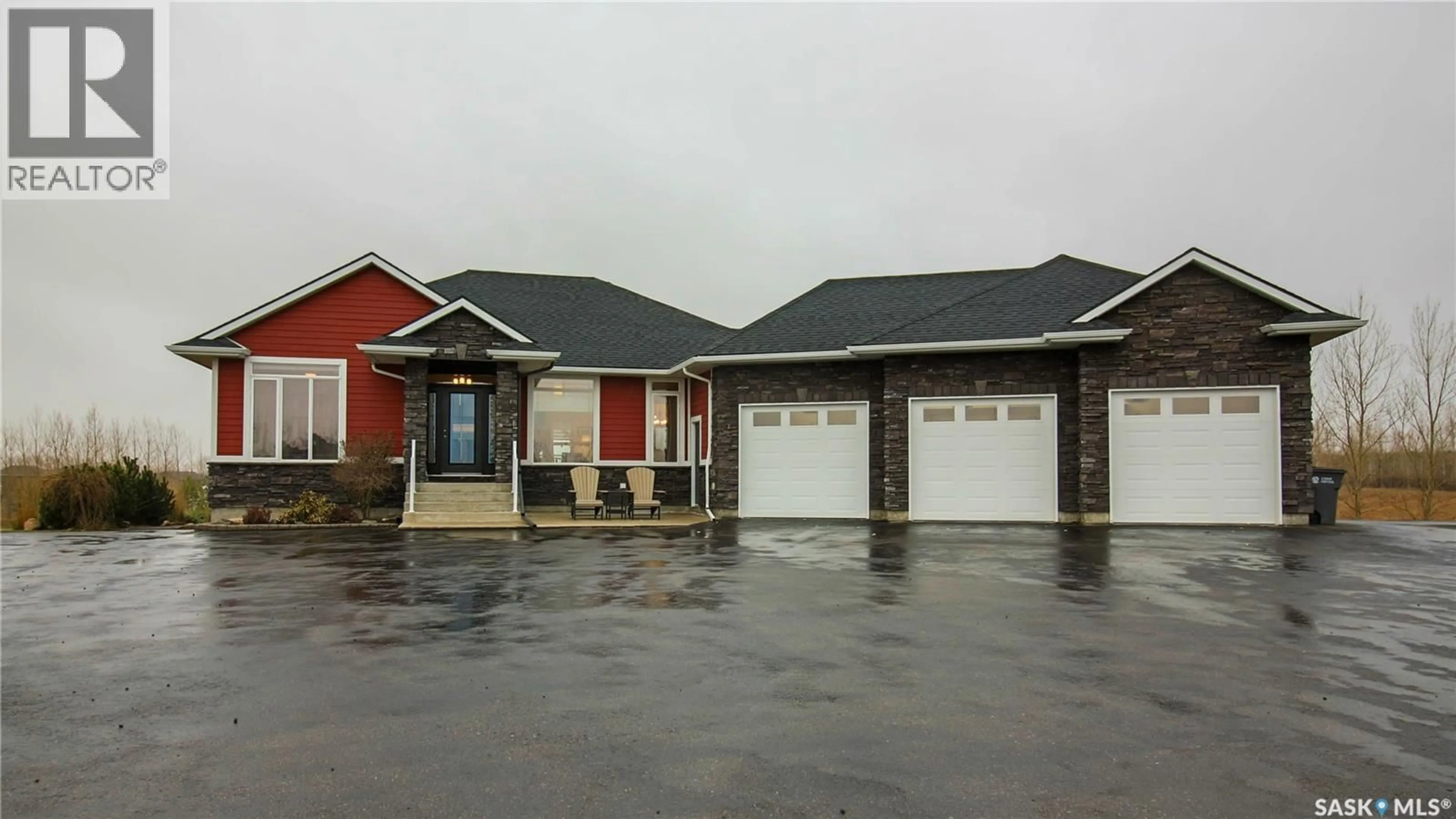 Indoor garage for 131 ROCK POINTE PLACE, Pilot Butte Saskatchewan S0G3Z0