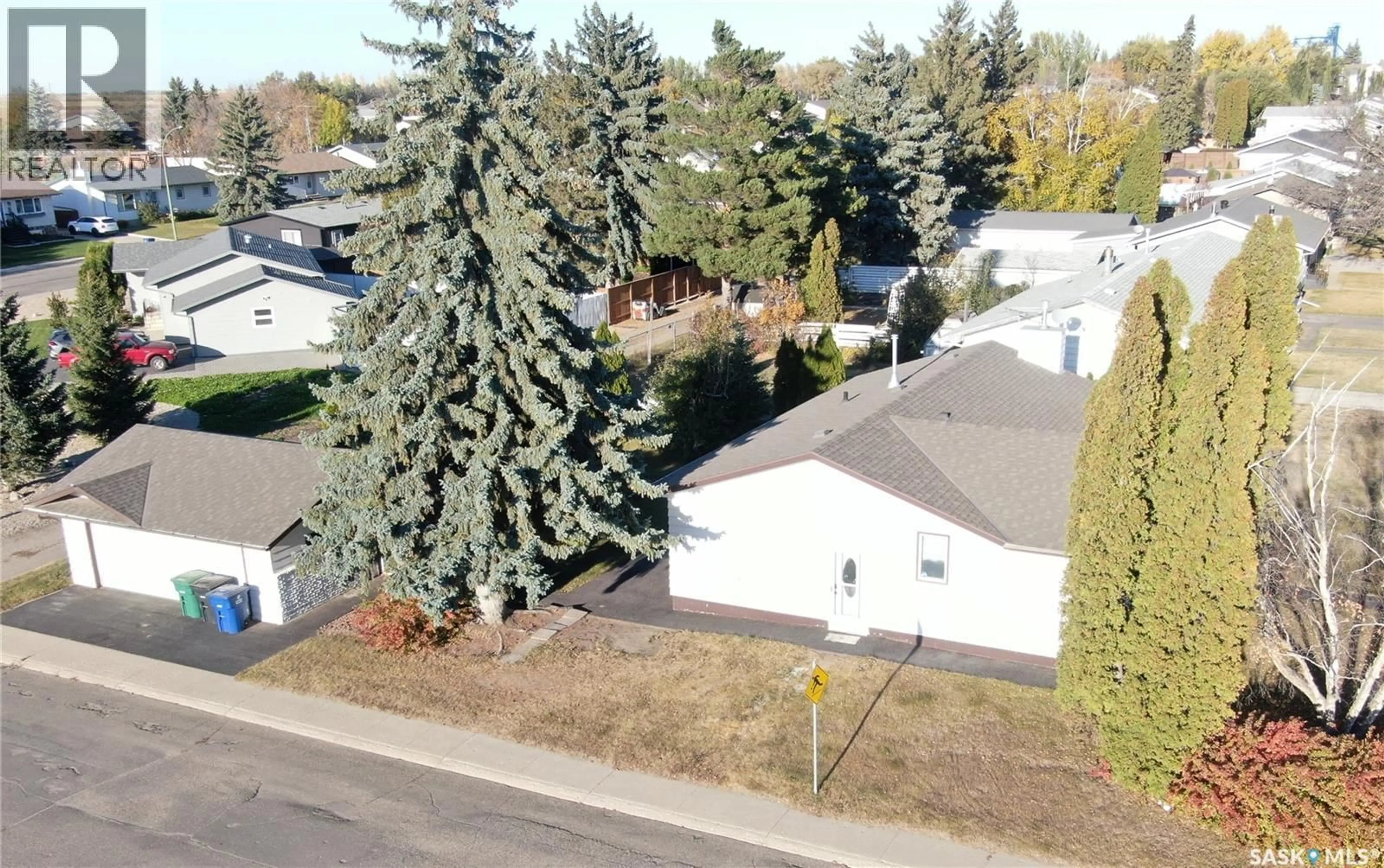 A pic from outside/outdoor area/front of a property/back of a property/a pic from drone, street for 609 7TH AVENUE, Biggar Saskatchewan S0K0M0