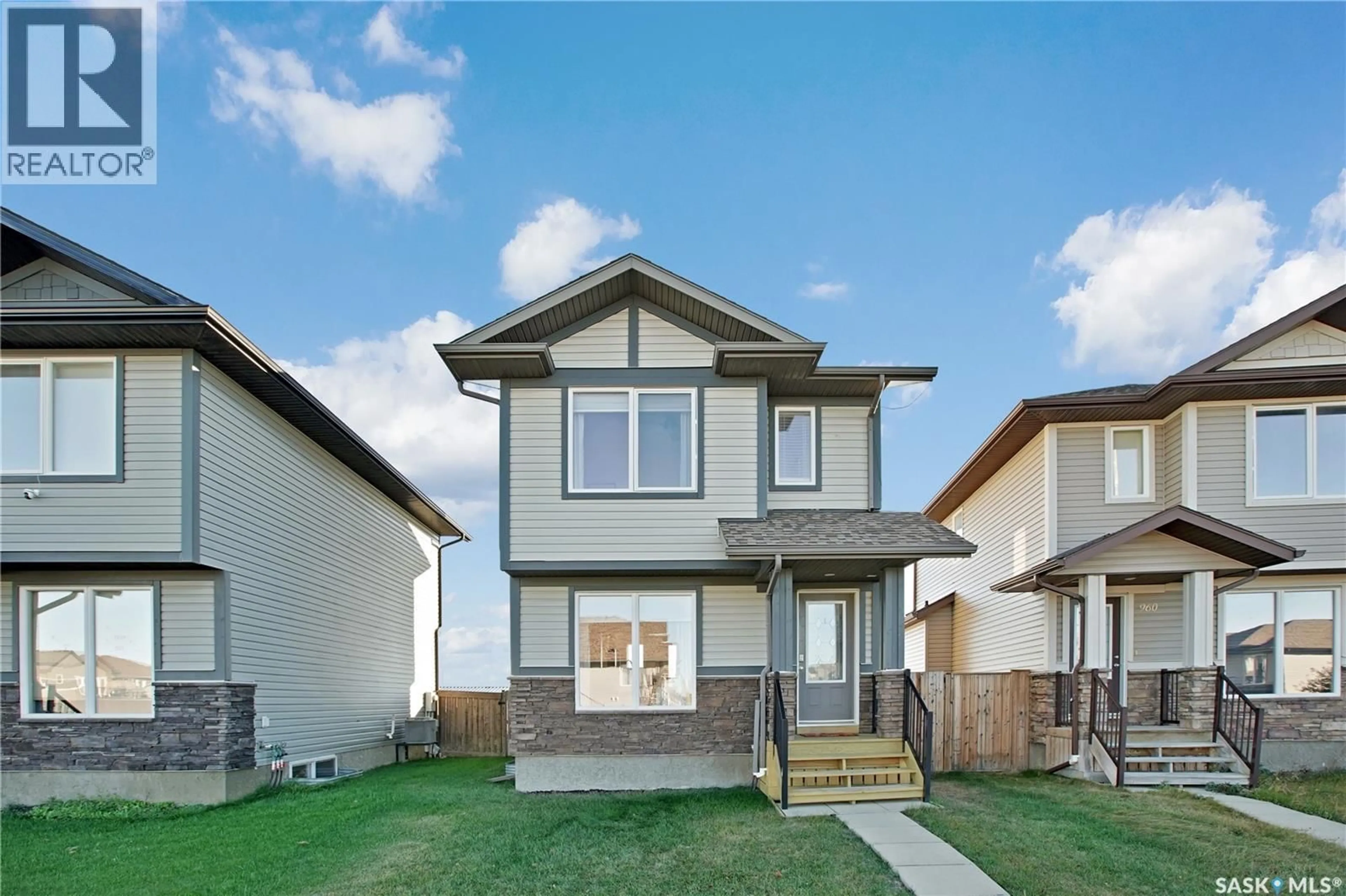 Home with vinyl exterior material, street for 962 GLENVIEW COVE, Martensville Saskatchewan S0K0A2