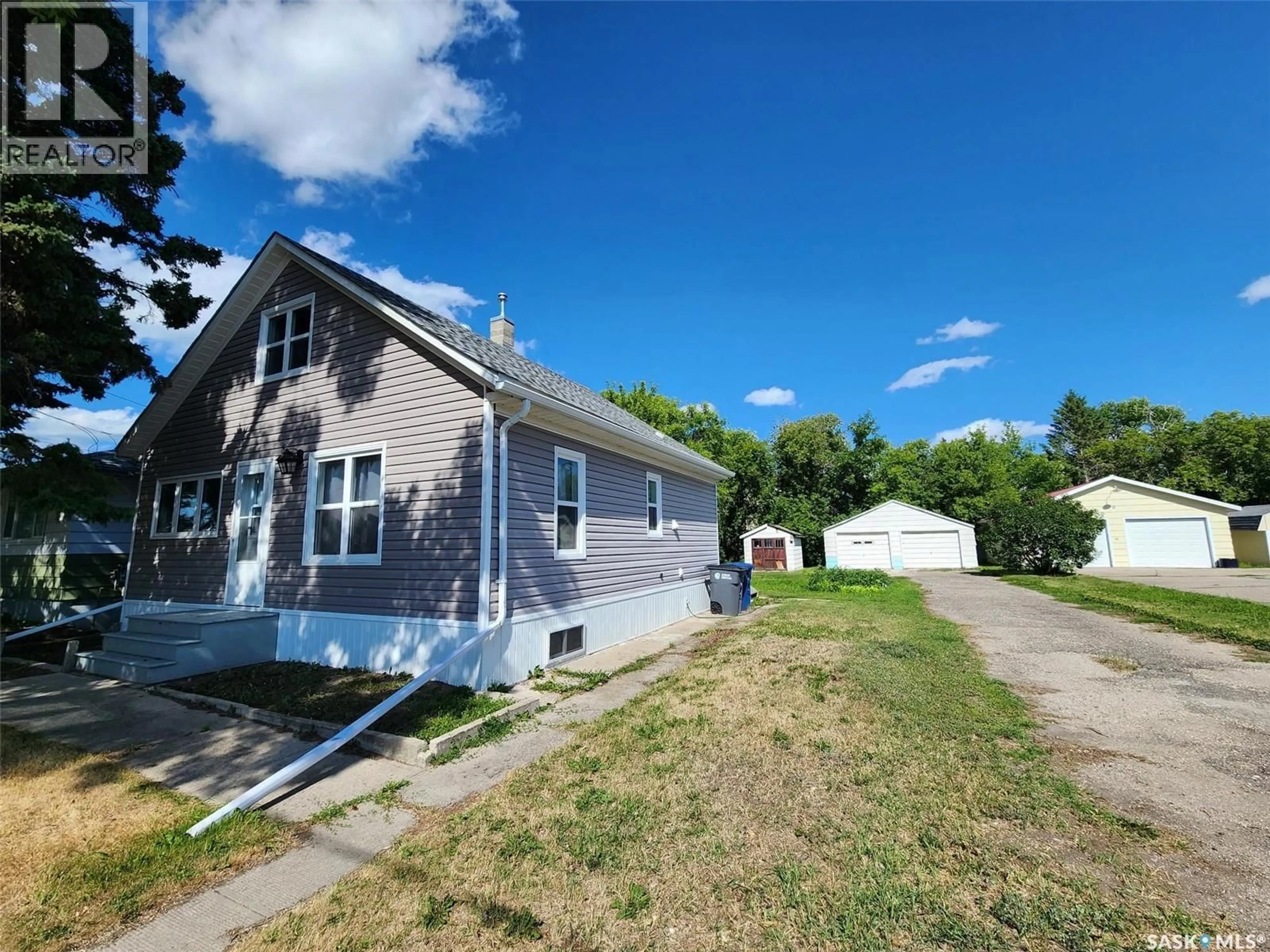 A pic from outside/outdoor area/front of a property/back of a property/a pic from drone, street for 805 PACIFIC STREET, Grenfell Saskatchewan S0G2B0