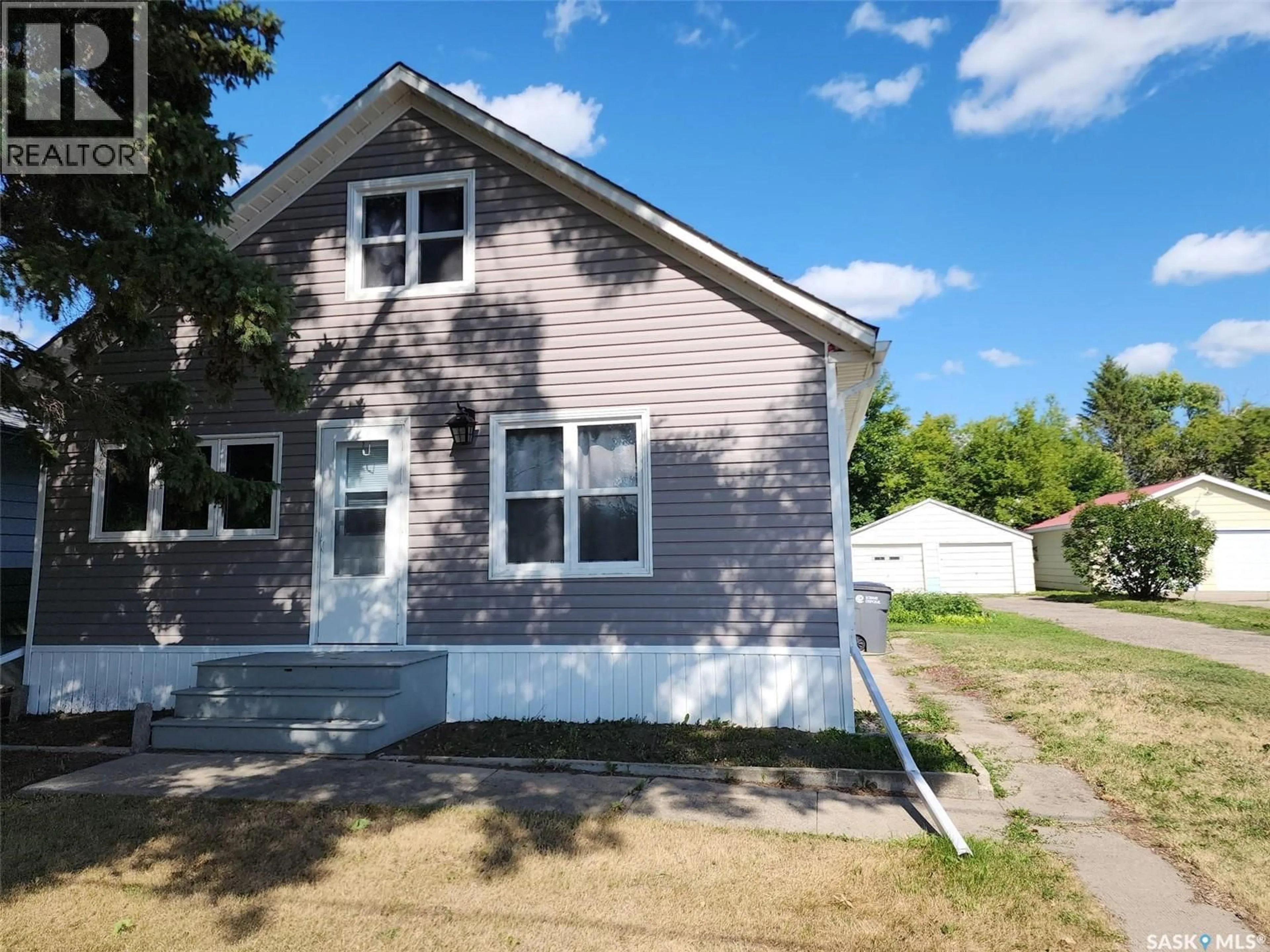 Home with vinyl exterior material, street for 805 PACIFIC STREET, Grenfell Saskatchewan S0G2B0