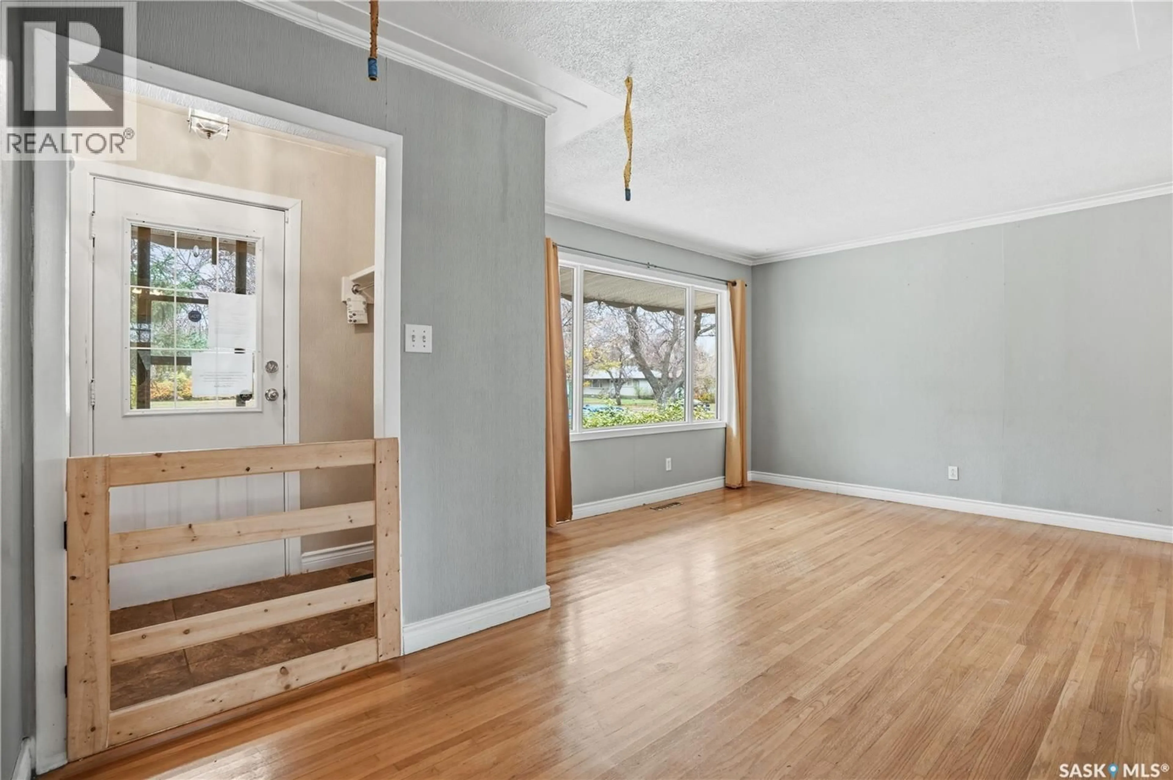 Indoor entryway for 5012 1ST AVENUE, Regina Saskatchewan S4T0A5