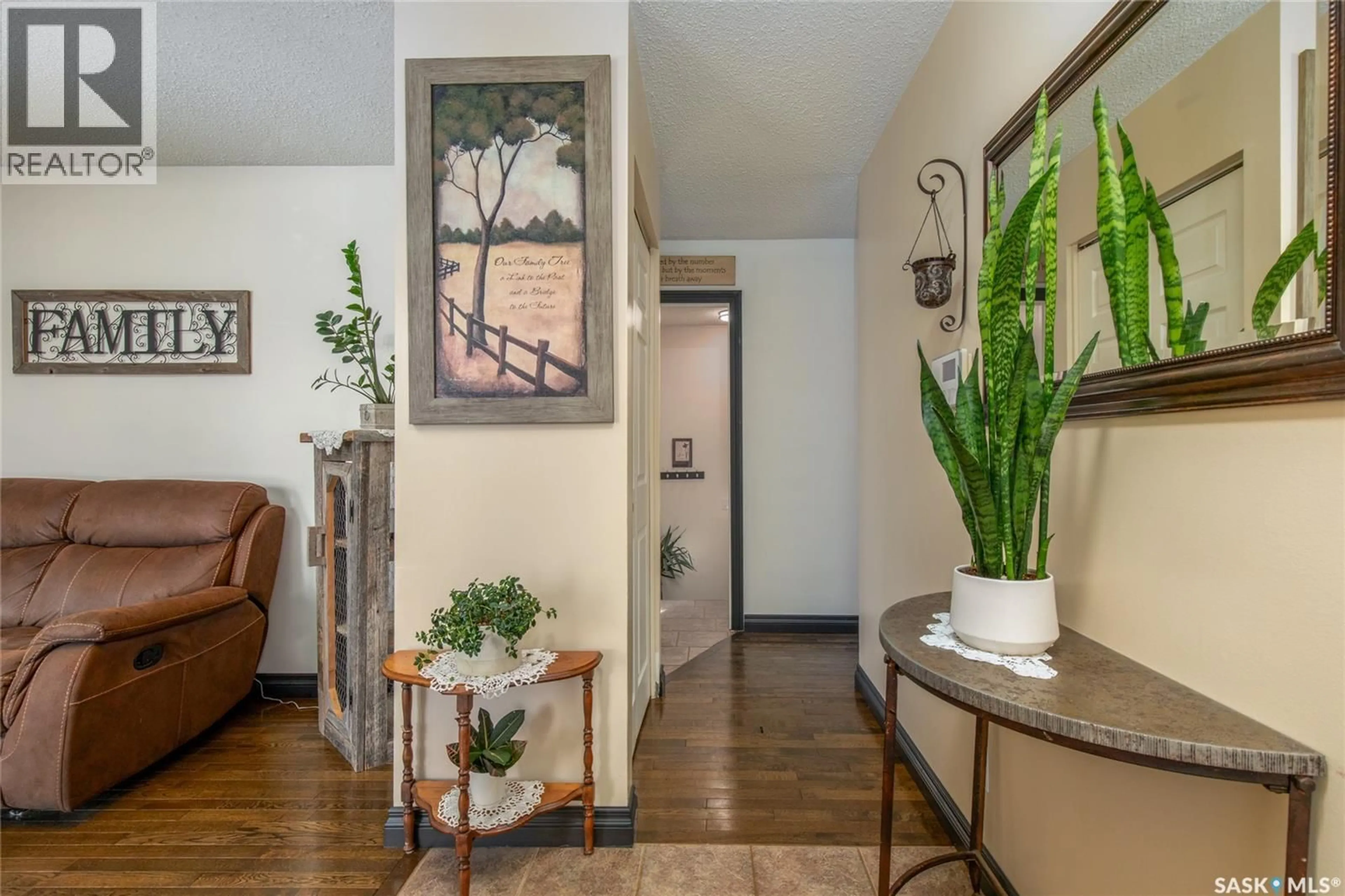 Indoor entryway for 1443 SMITH STREET, Moose Jaw Saskatchewan S6H6W6