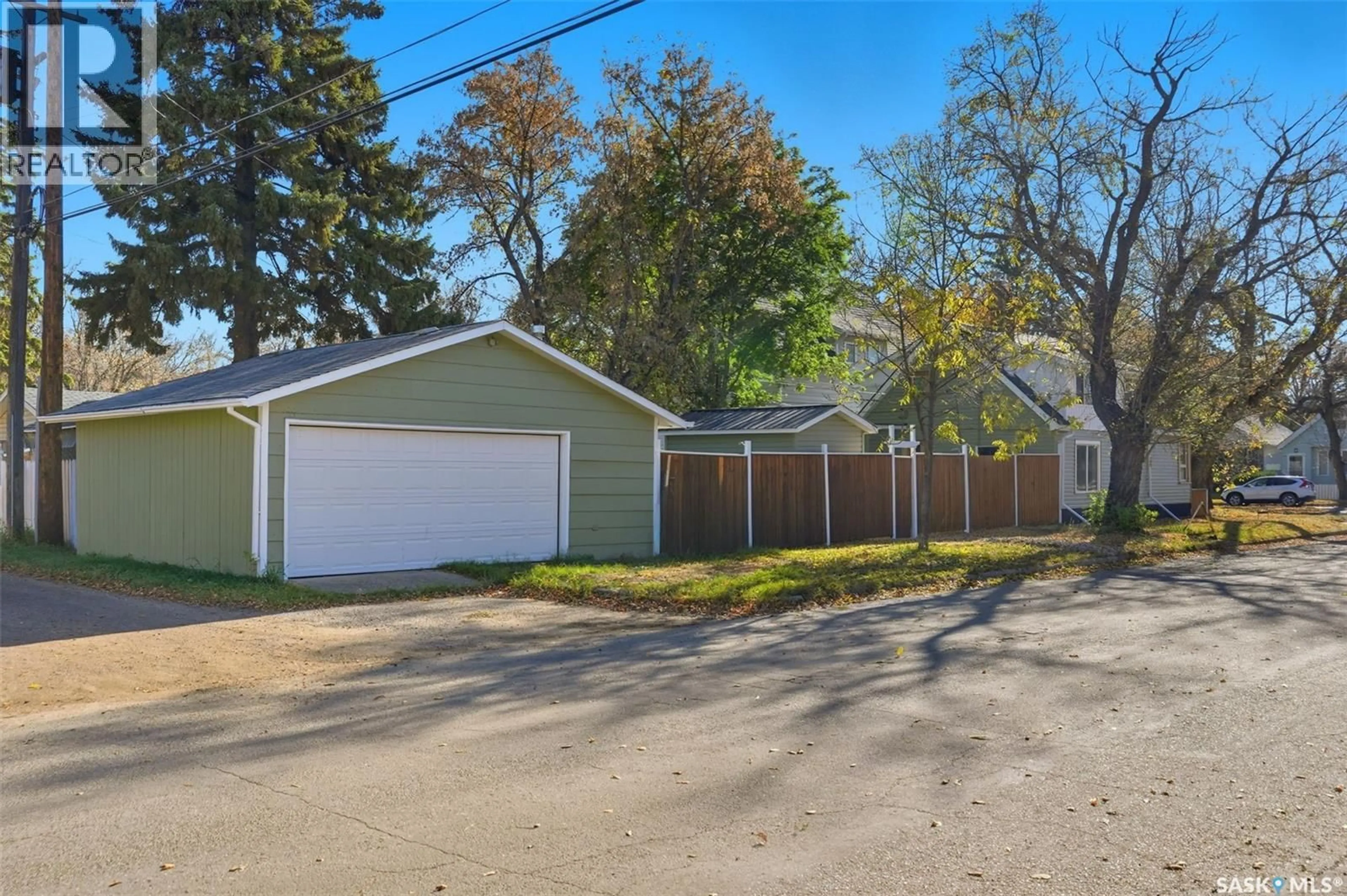 A pic from outside/outdoor area/front of a property/back of a property/a pic from drone, street for 622 31ST STREET, Saskatoon Saskatchewan S7L0R3