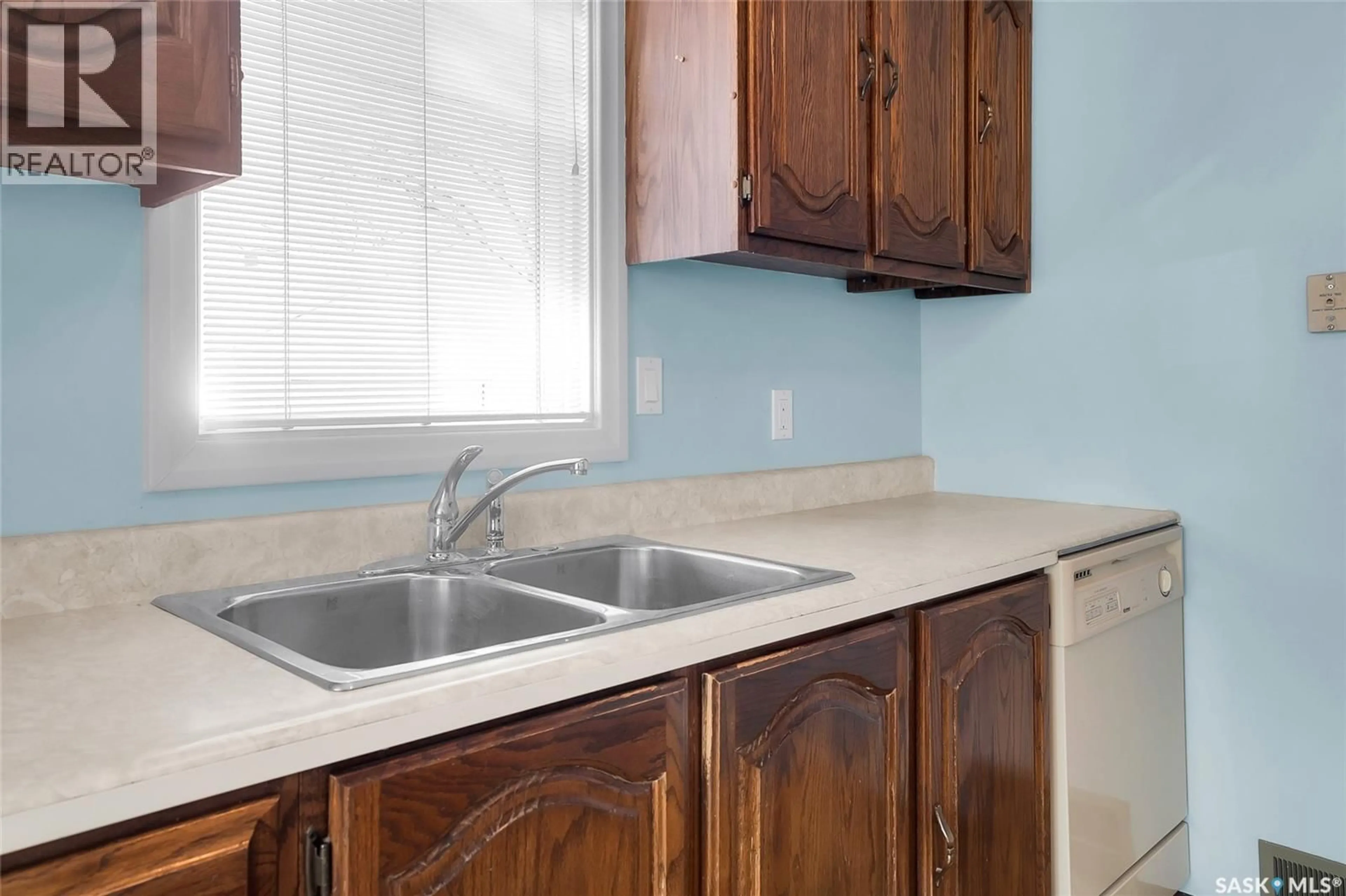 Standard kitchen, unknown for 112 2ND STREET, Saskatoon Saskatchewan S7H1N4