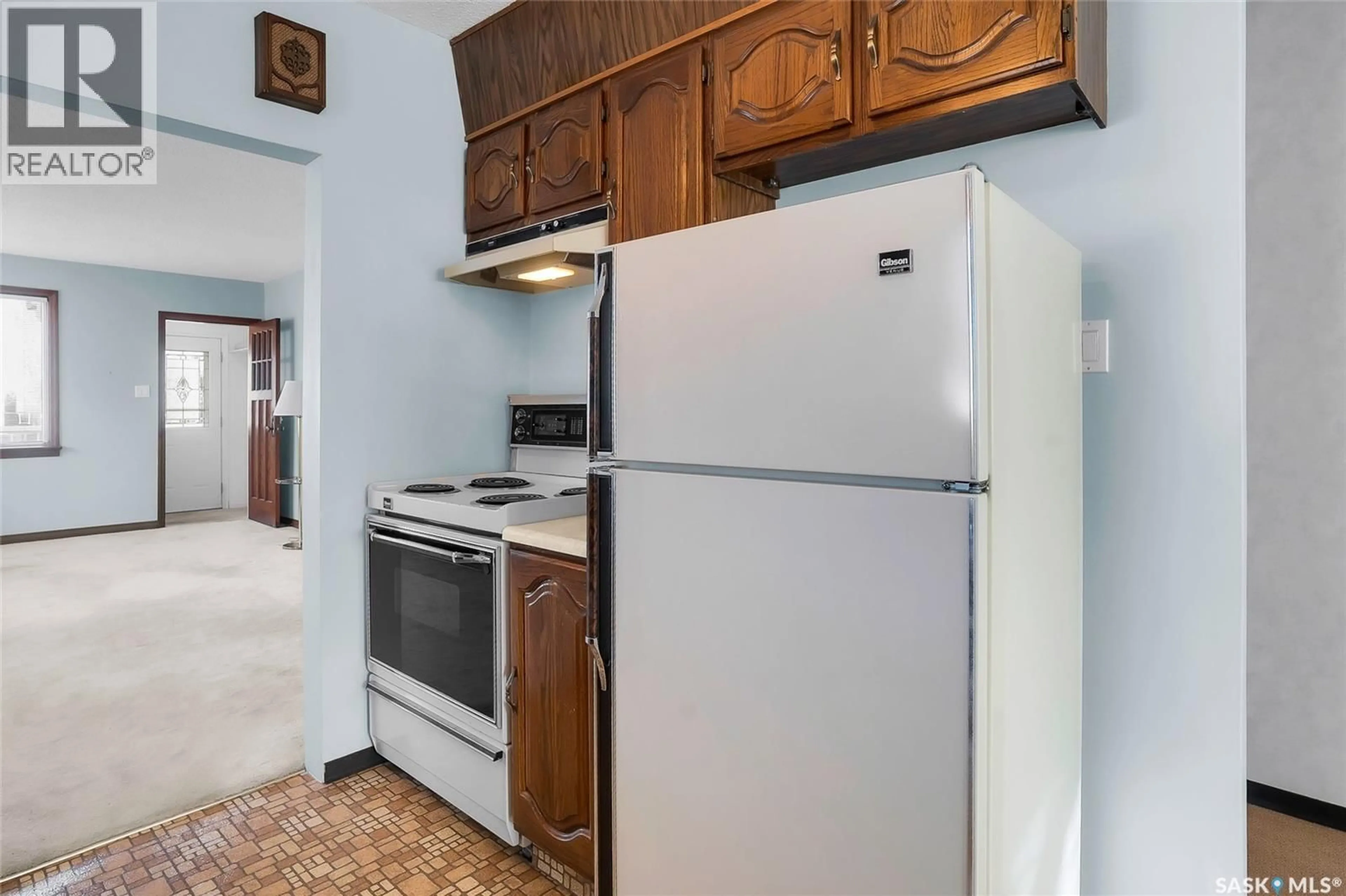 Standard kitchen, unknown for 112 2ND STREET, Saskatoon Saskatchewan S7H1N4