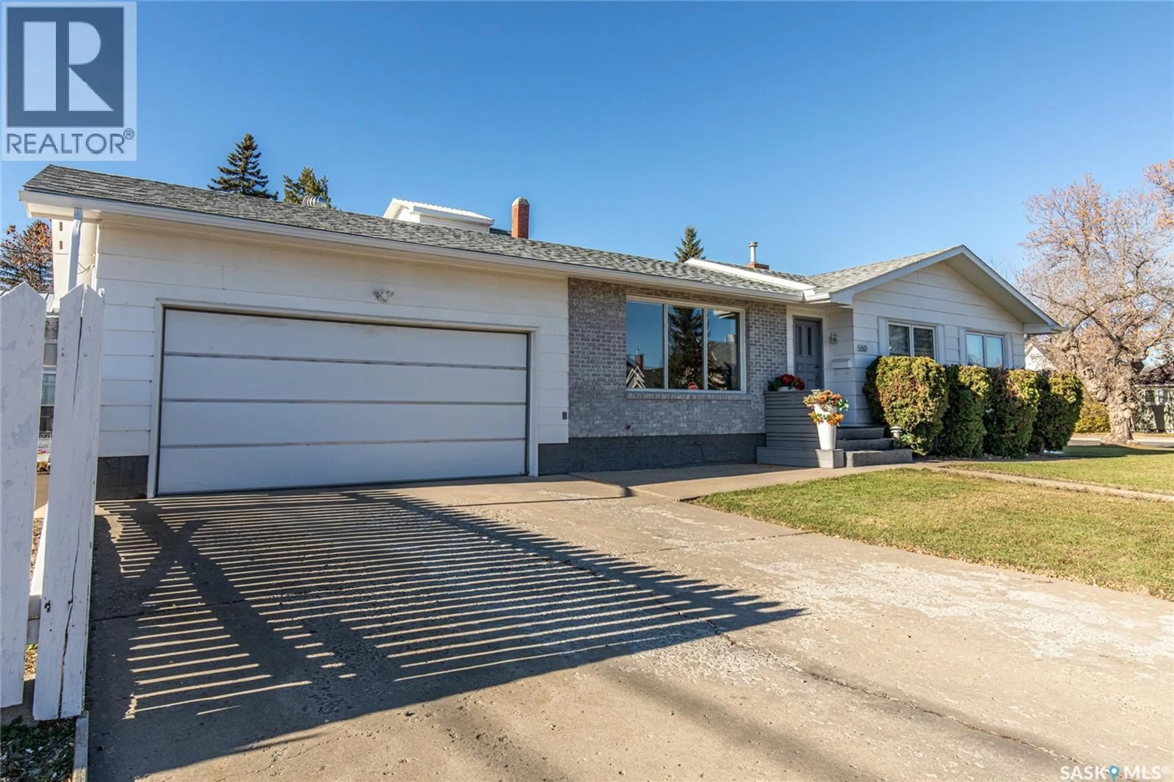Home with vinyl exterior material, street for 550 3RD AVENUE, Moose Jaw Saskatchewan S6H7B6