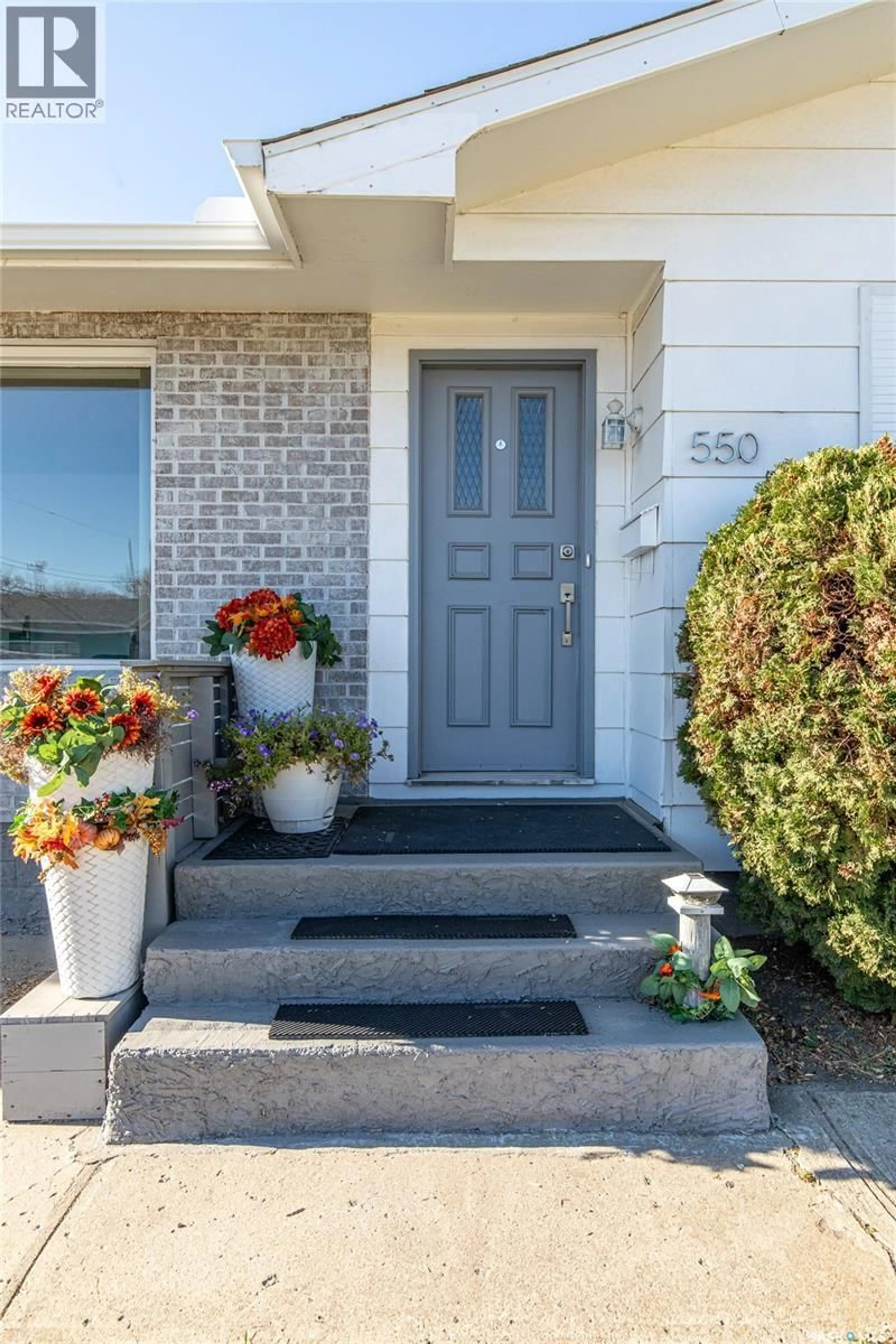 Indoor entryway for 550 3RD AVENUE, Moose Jaw Saskatchewan S6H7B6