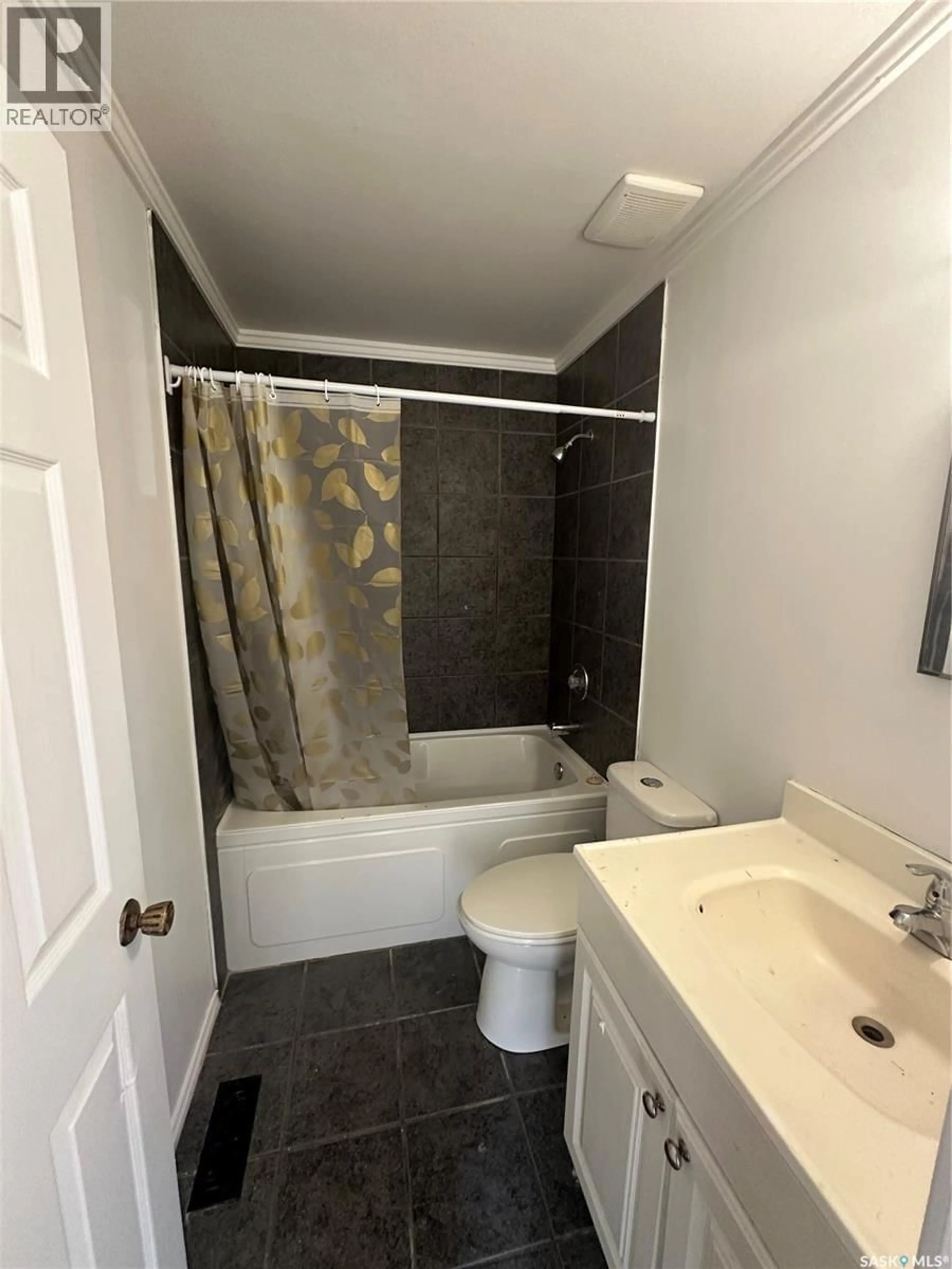 Standard bathroom, unknown for 1118 ANGUS STREET, Regina Saskatchewan S4T1Y5