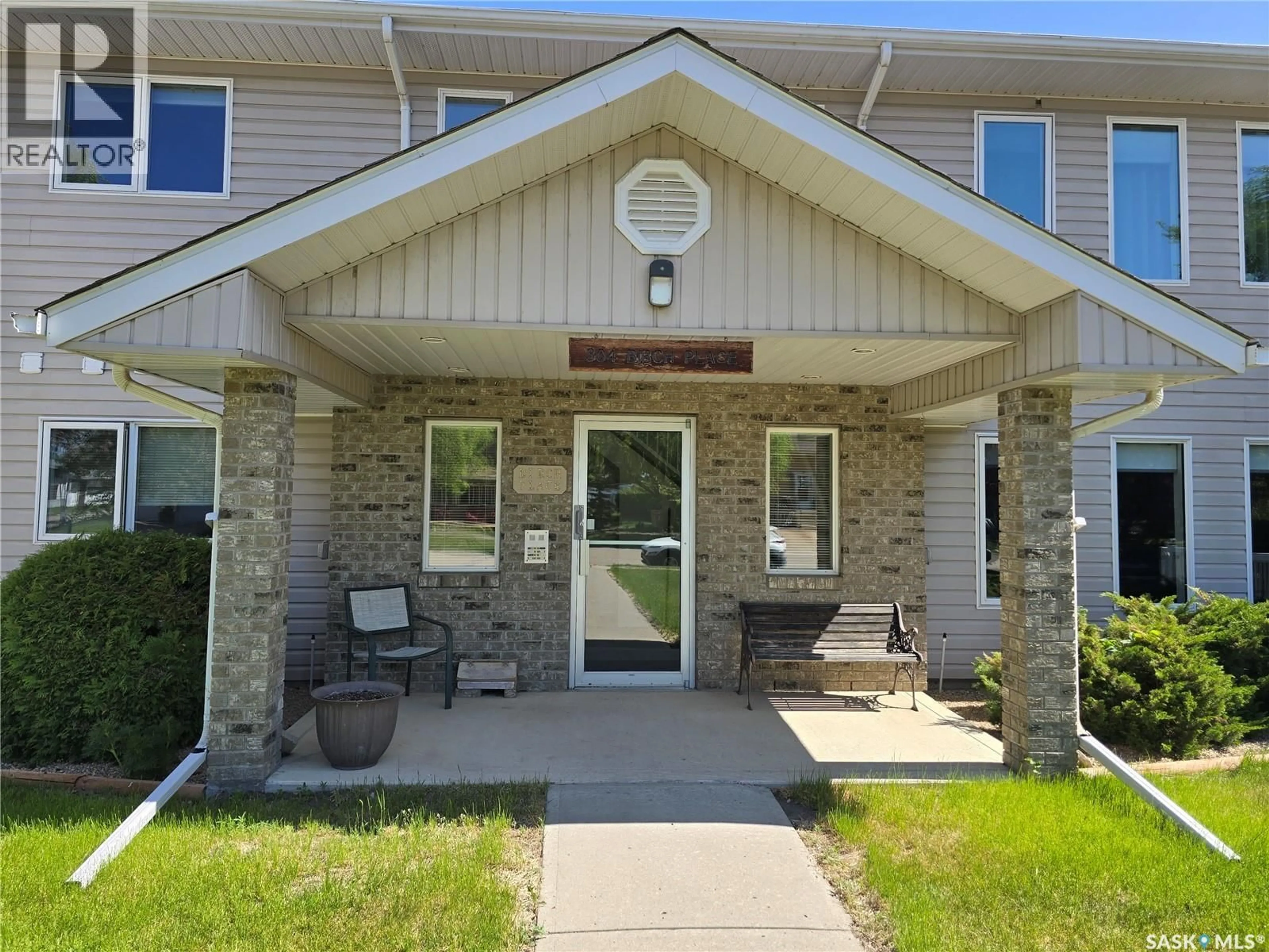 Home with vinyl exterior material, street for 202 304 3RD AVENUE, Watrous Saskatchewan S0K4T0