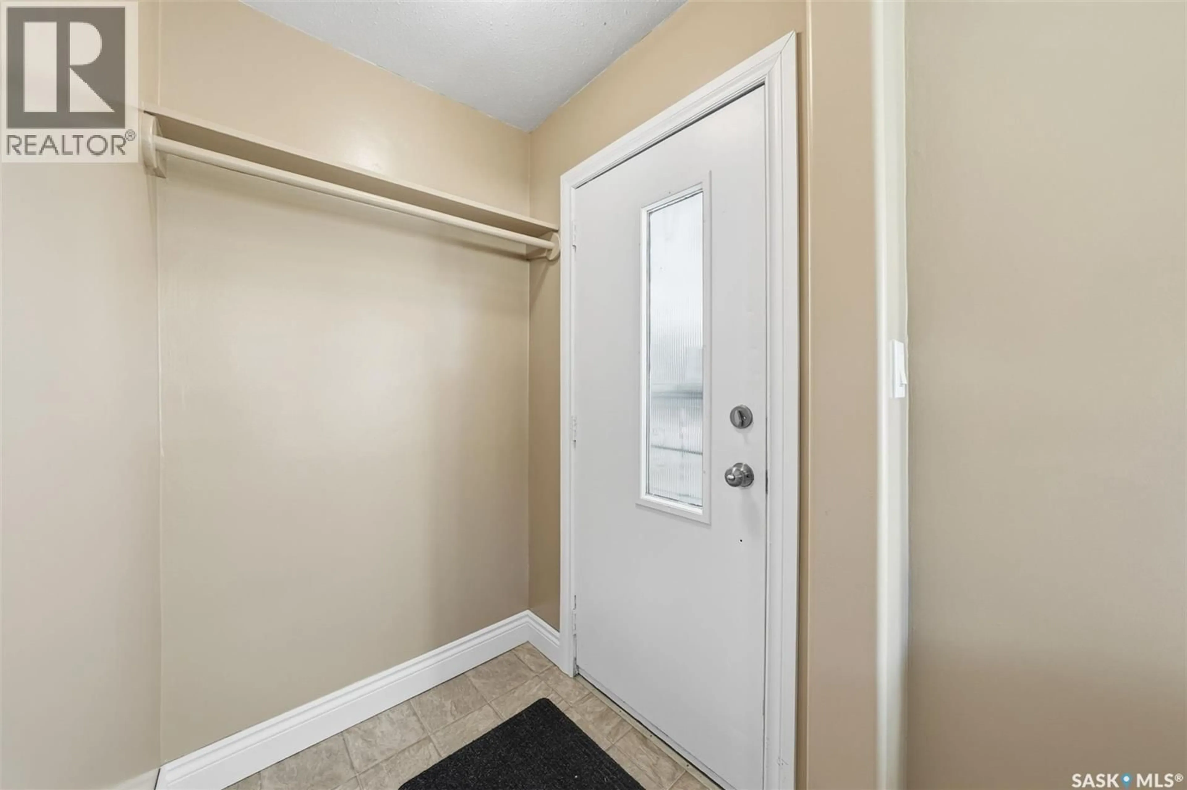 Indoor entryway for 134 G AVENUE, Saskatoon Saskatchewan S7I1Y8