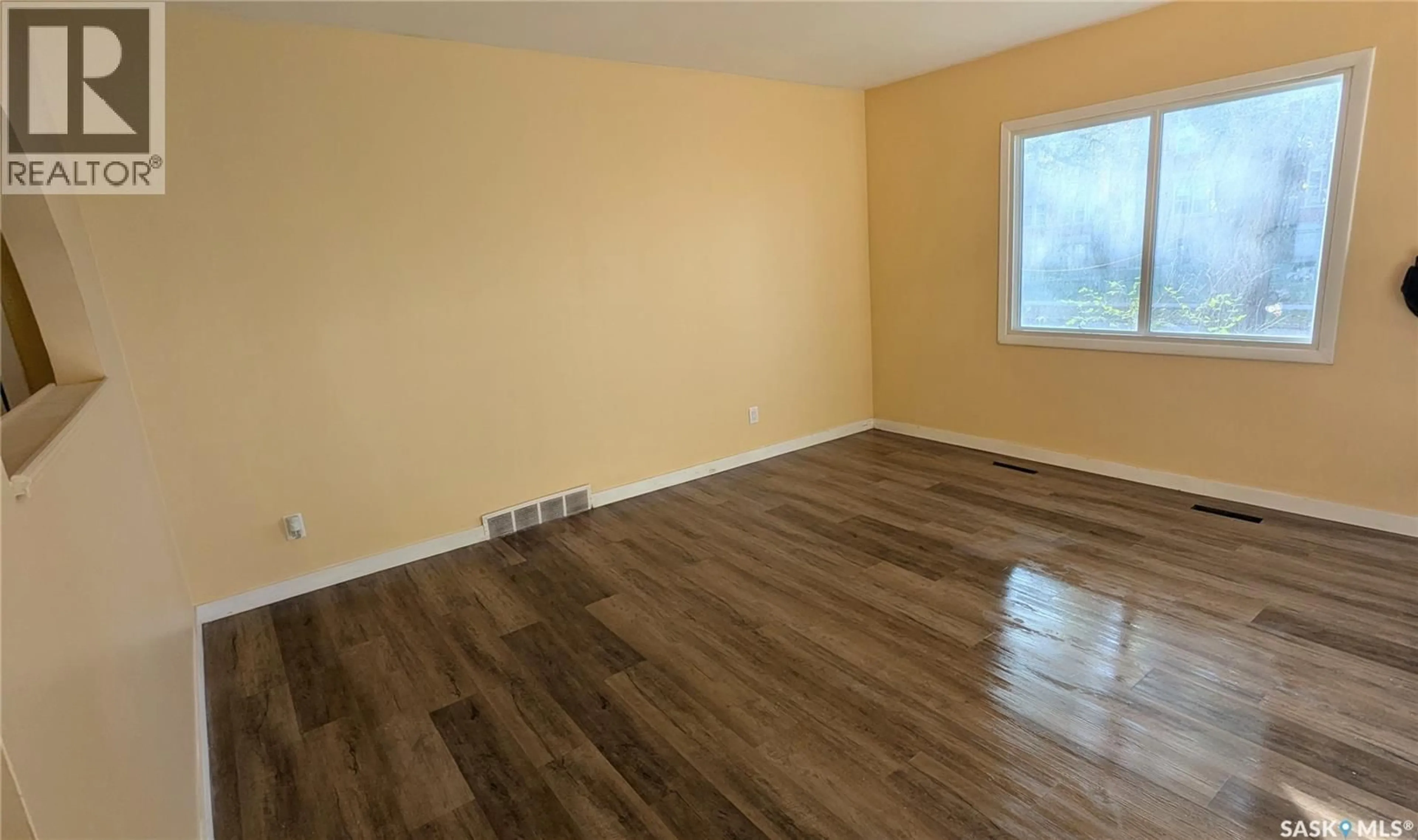 A pic of a room for 424 J AVENUE, Saskatoon Saskatchewan S7L2K3