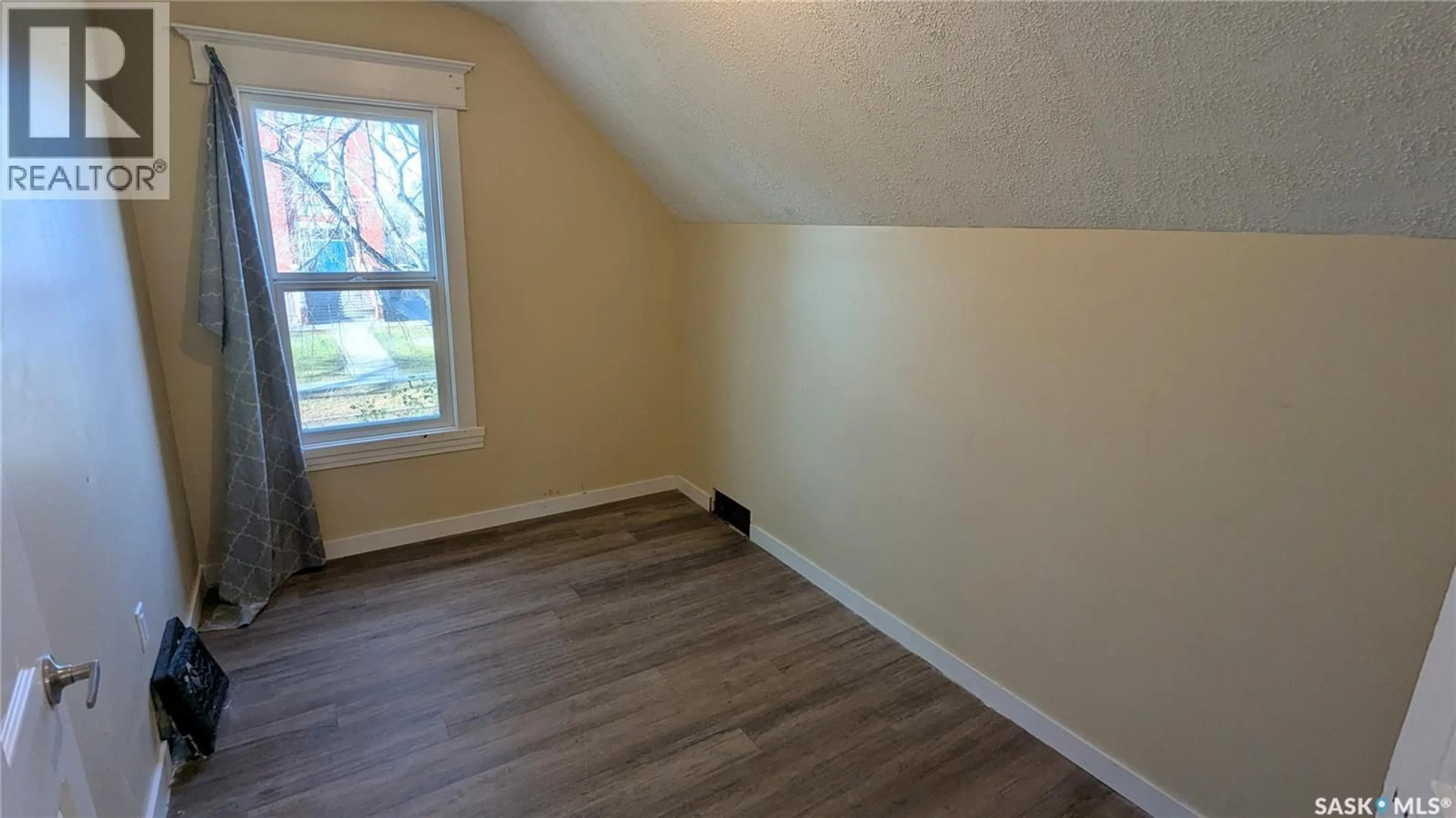 A pic of a room for 424 J AVENUE, Saskatoon Saskatchewan S7L2K3