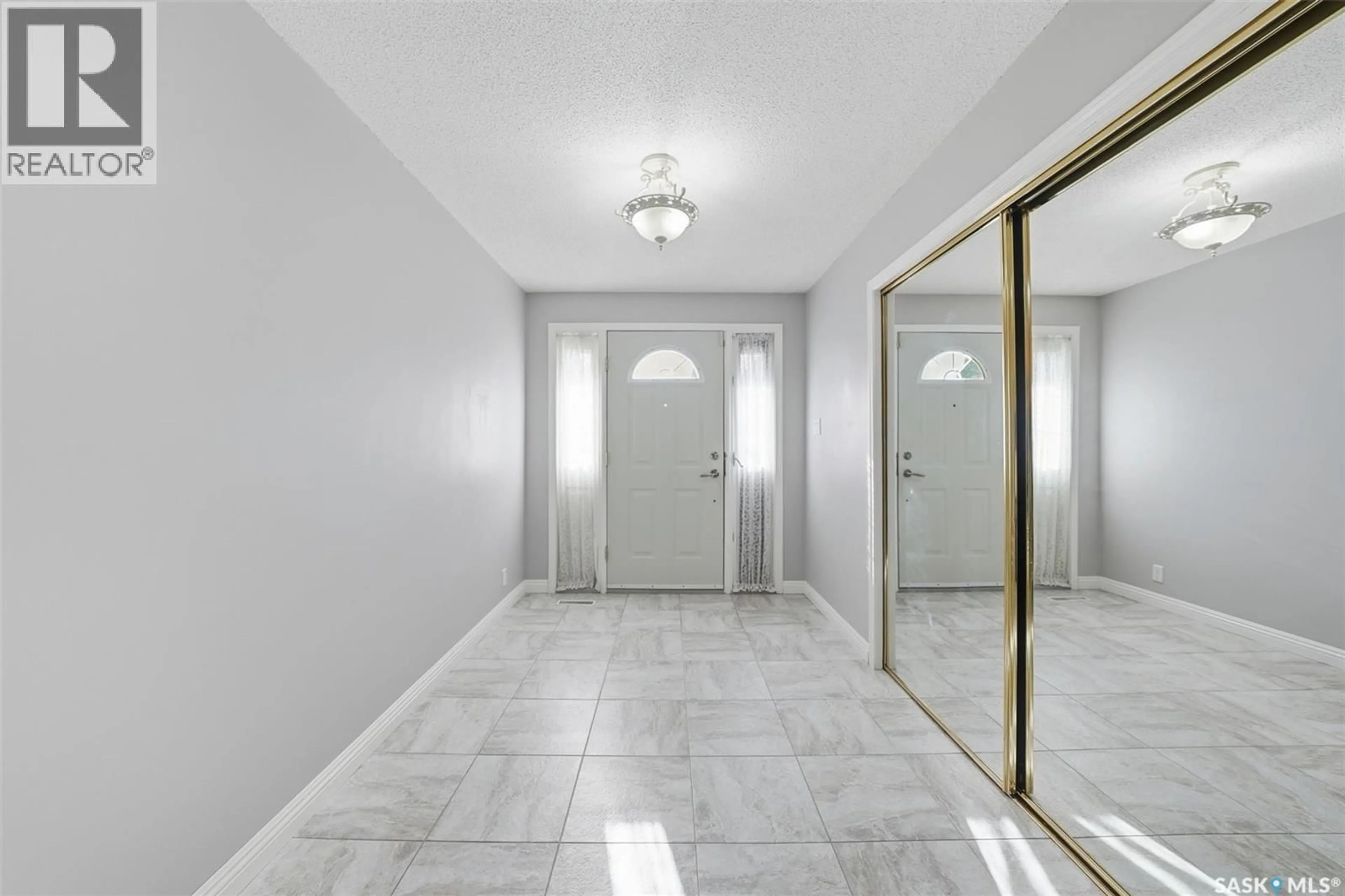 Indoor foyer for 6 ROBORECKI TERRACE, Saskatoon Saskatchewan S7K5L3