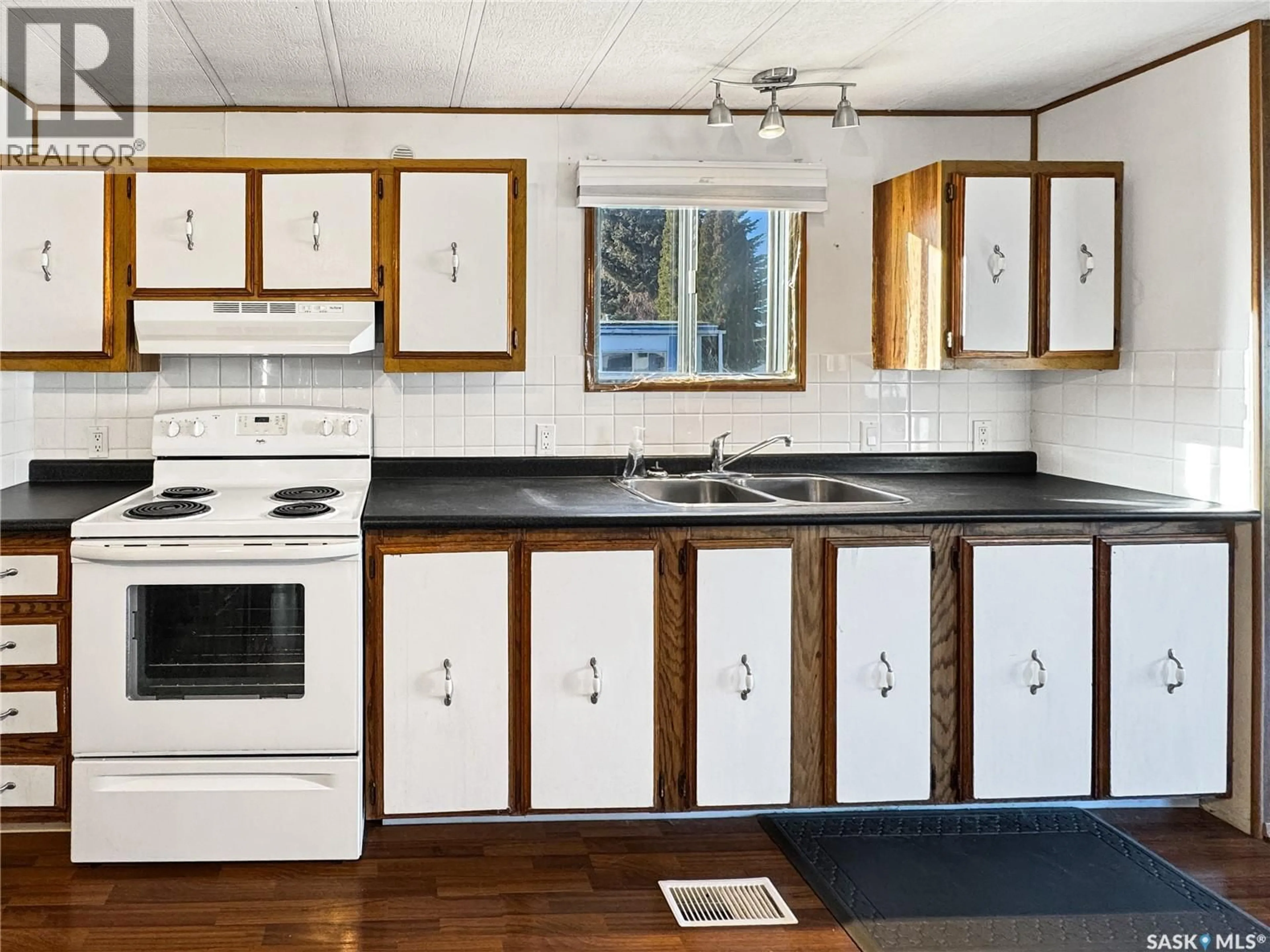 Standard kitchen, unknown for 215 17TH STREET, Battleford Saskatchewan S0M0E0