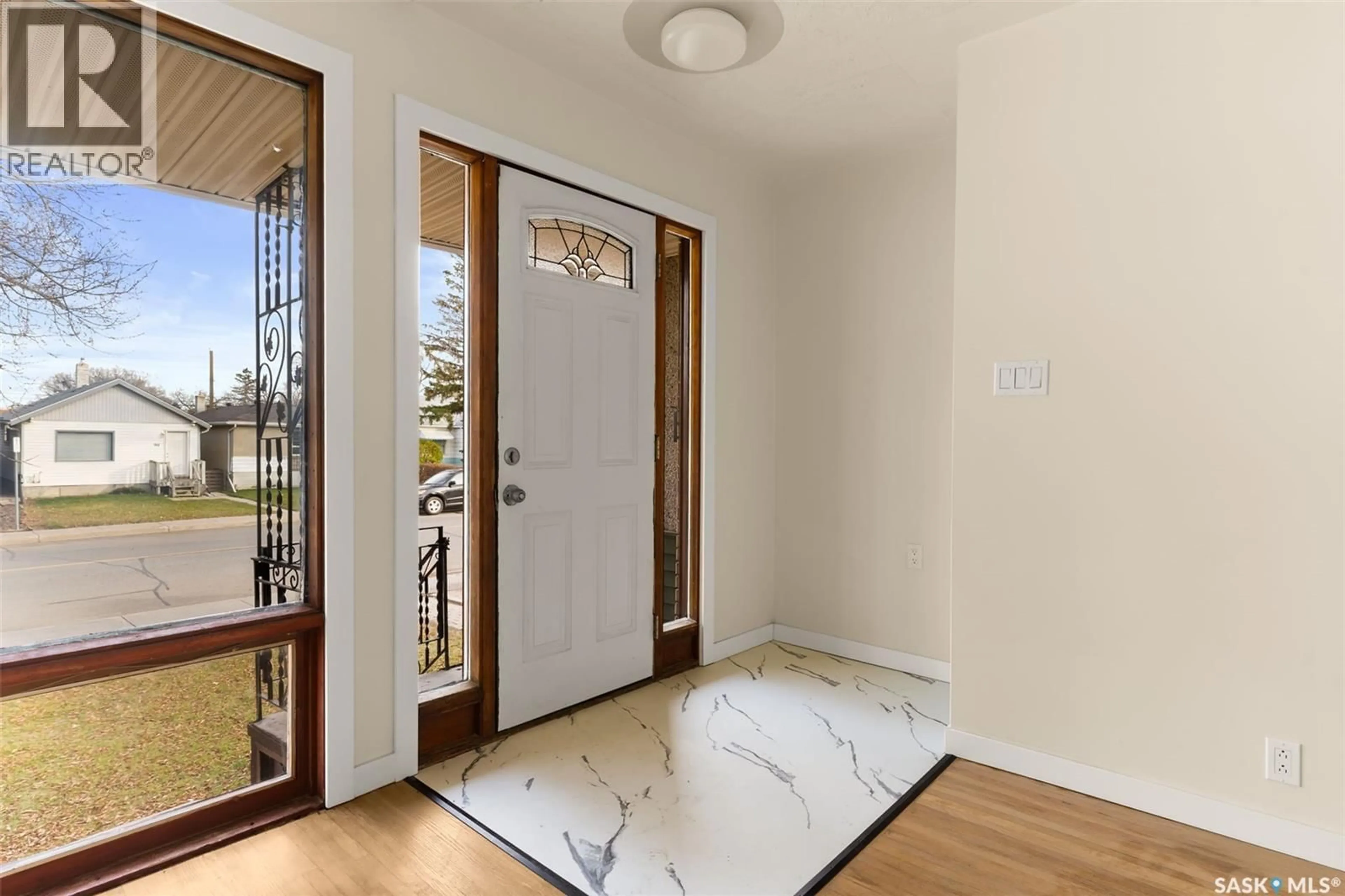 Indoor entryway for 960 ELPHINSTONE STREET, Regina Saskatchewan S4T3L6