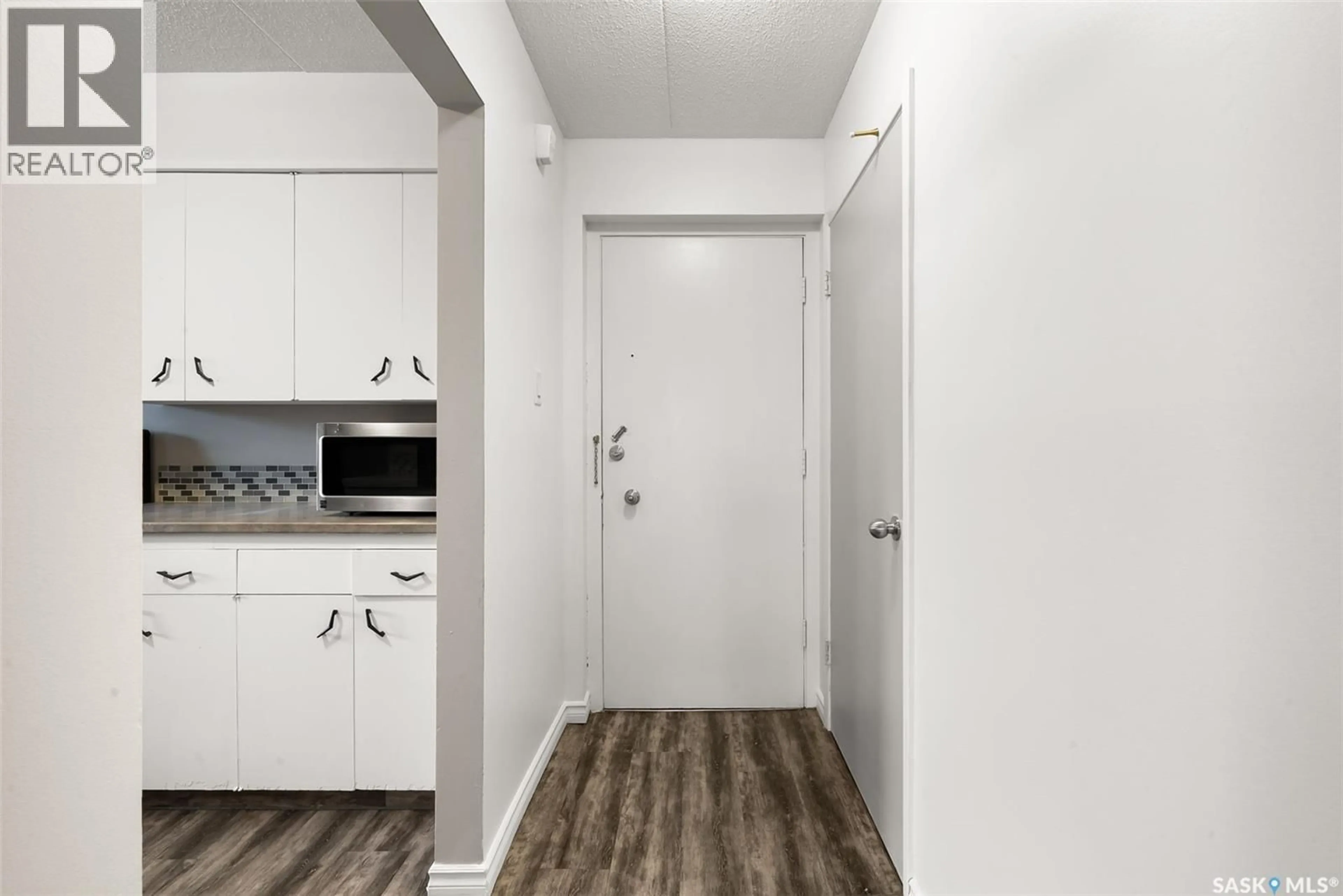 Standard kitchen, wood/laminate floor for 9 - 2620 5TH AVENUE, Regina Saskatchewan S4R5E5