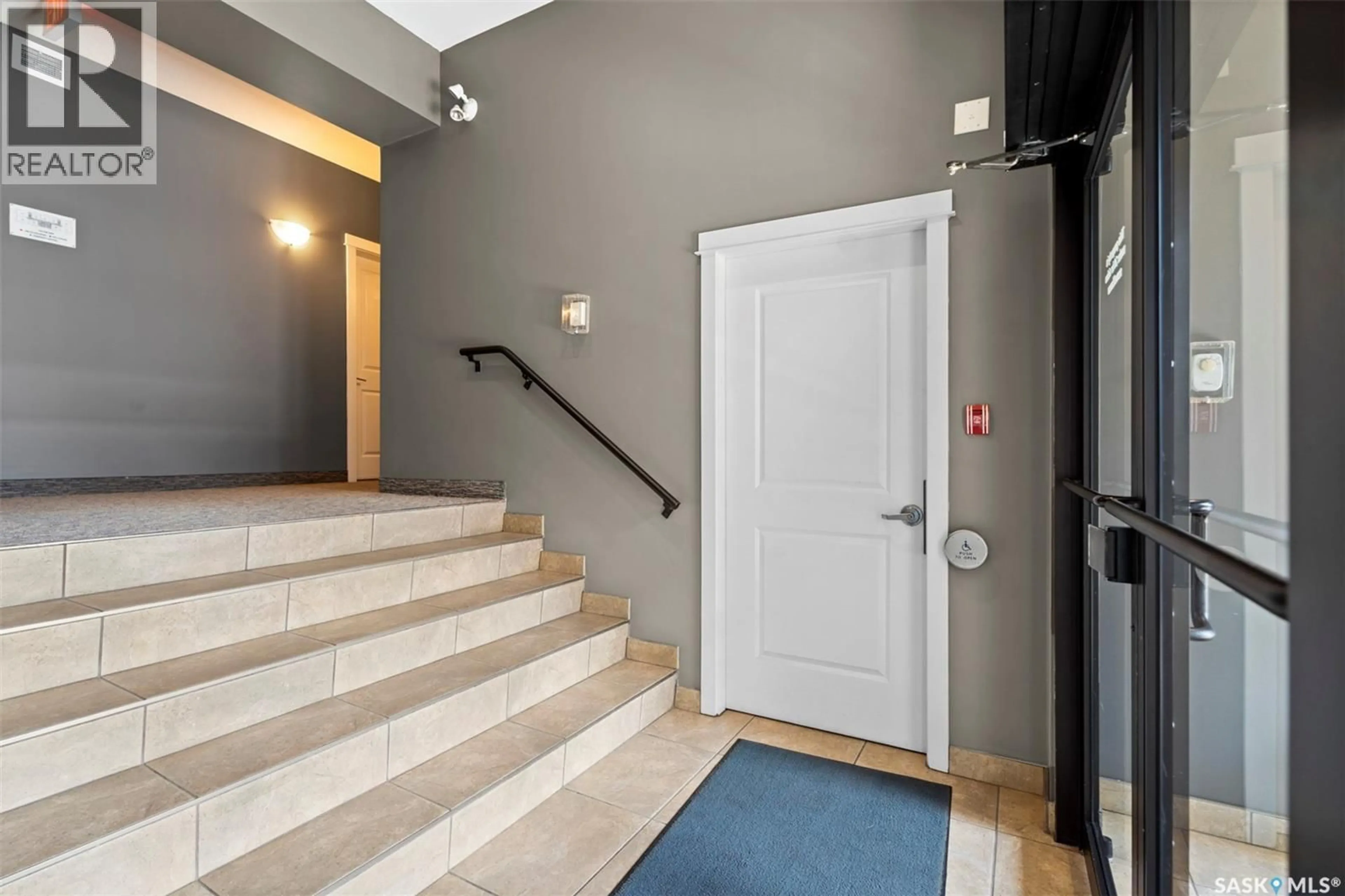 Indoor foyer for 310 714 HART ROAD, Saskatoon Saskatchewan S7M1L2