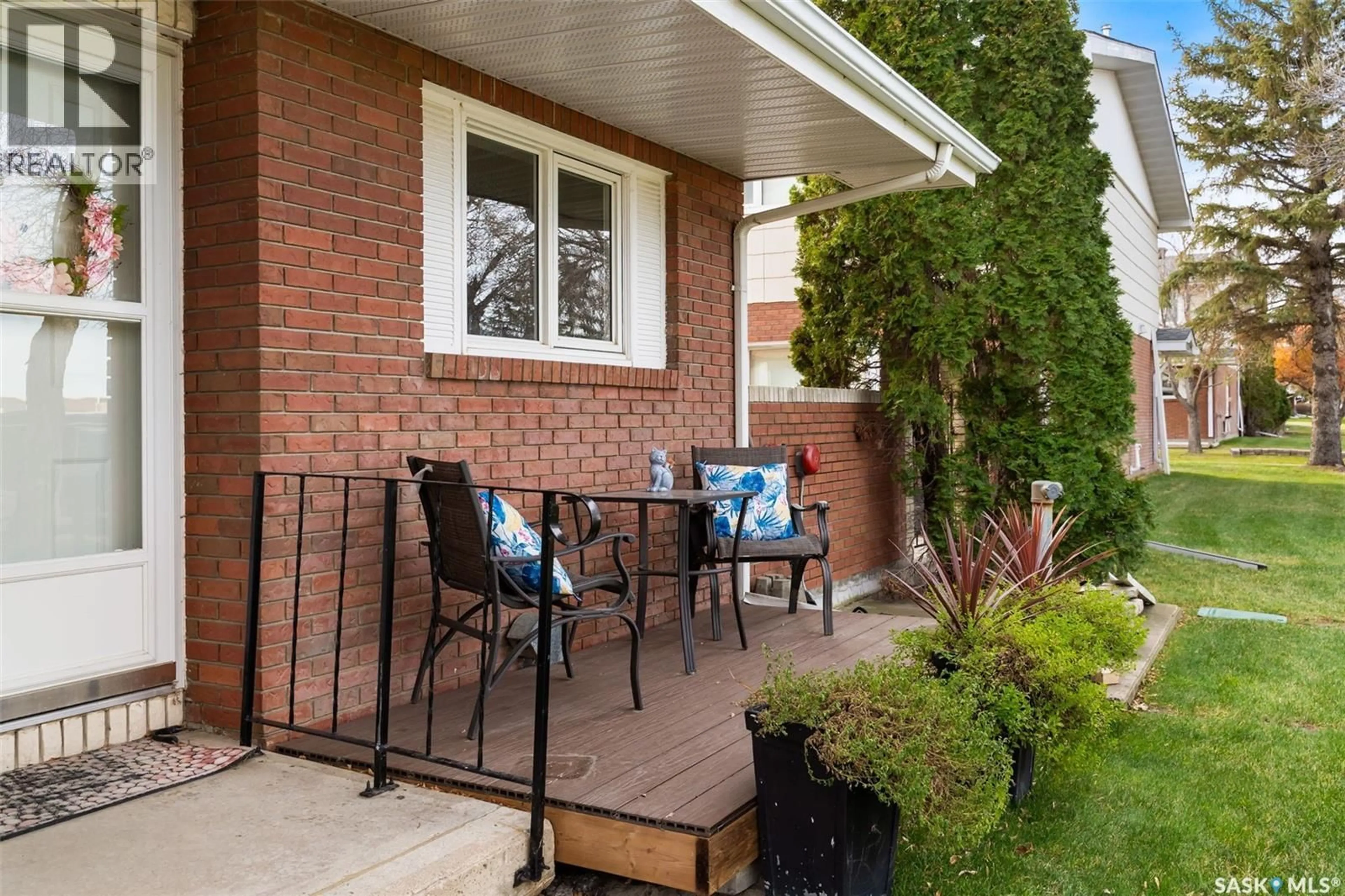 Patio, street for 142 PLAINSVIEW DRIVE, Regina Saskatchewan S4S6L2