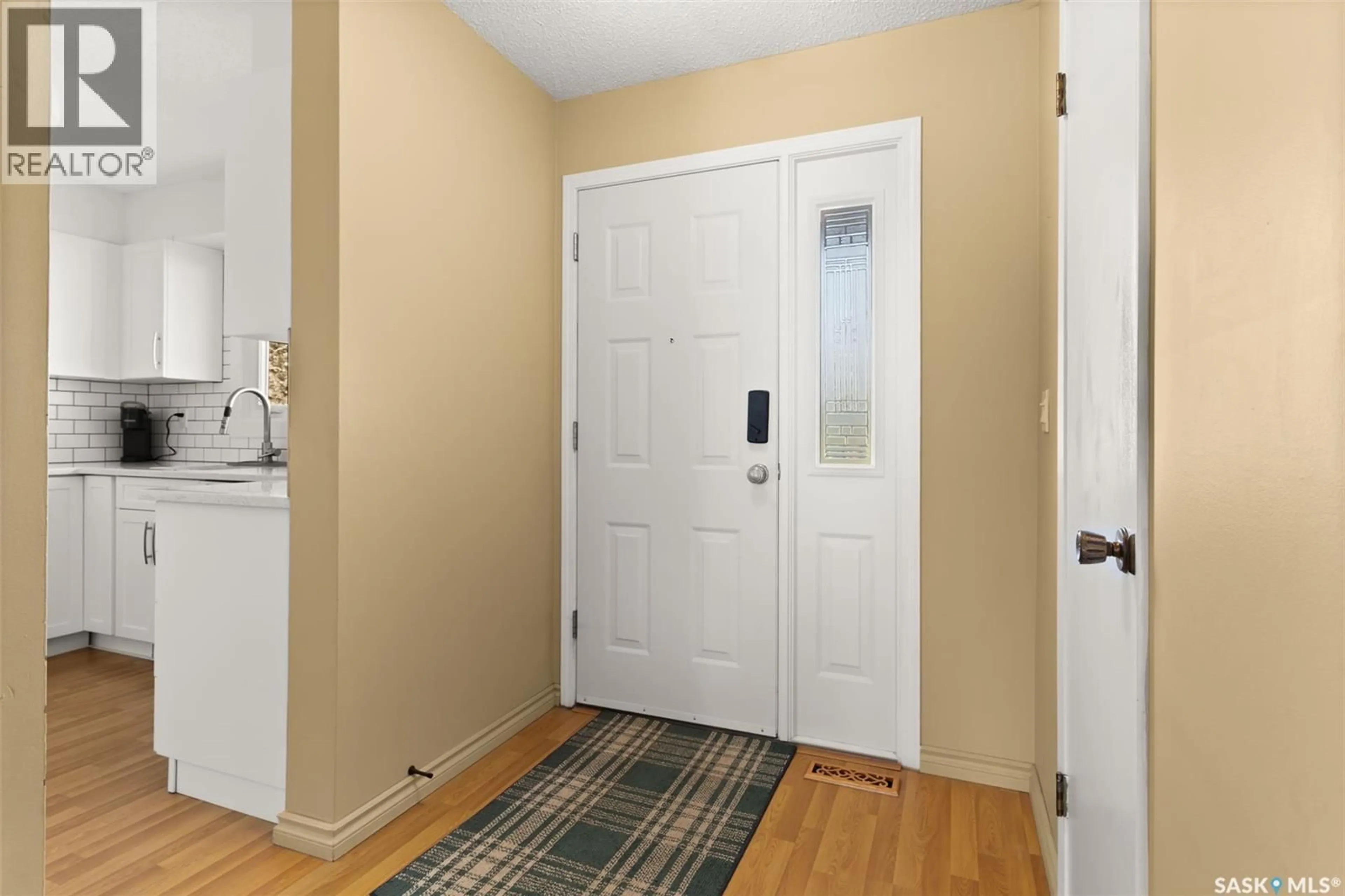 Indoor entryway for 142 PLAINSVIEW DRIVE, Regina Saskatchewan S4S6L2