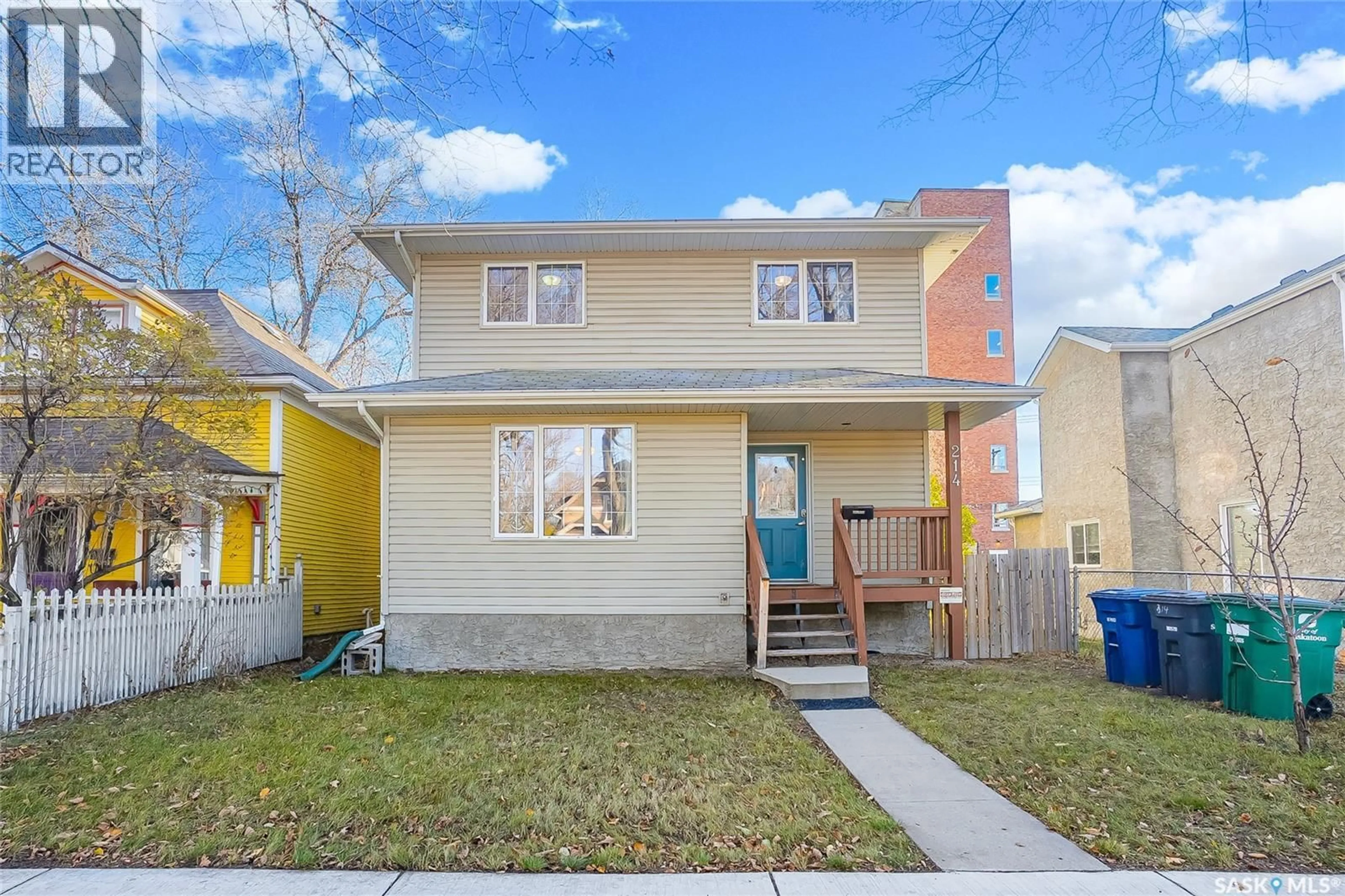 Home with vinyl exterior material, street for 214 E AVENUE N, Saskatoon Saskatchewan S7L1R7