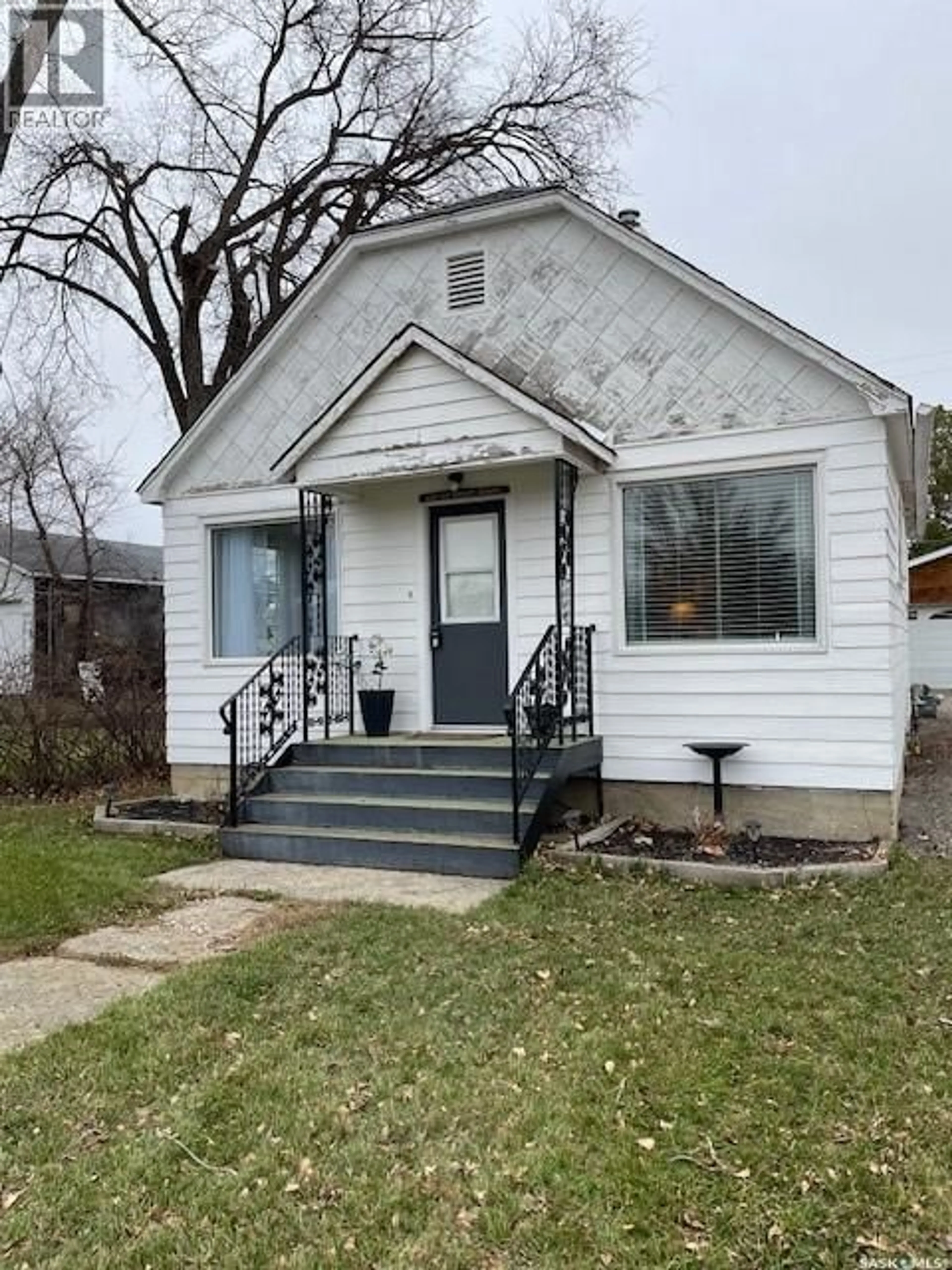 Home with vinyl exterior material, street for 410 1ST STREET, Kipling Saskatchewan S0G2S0