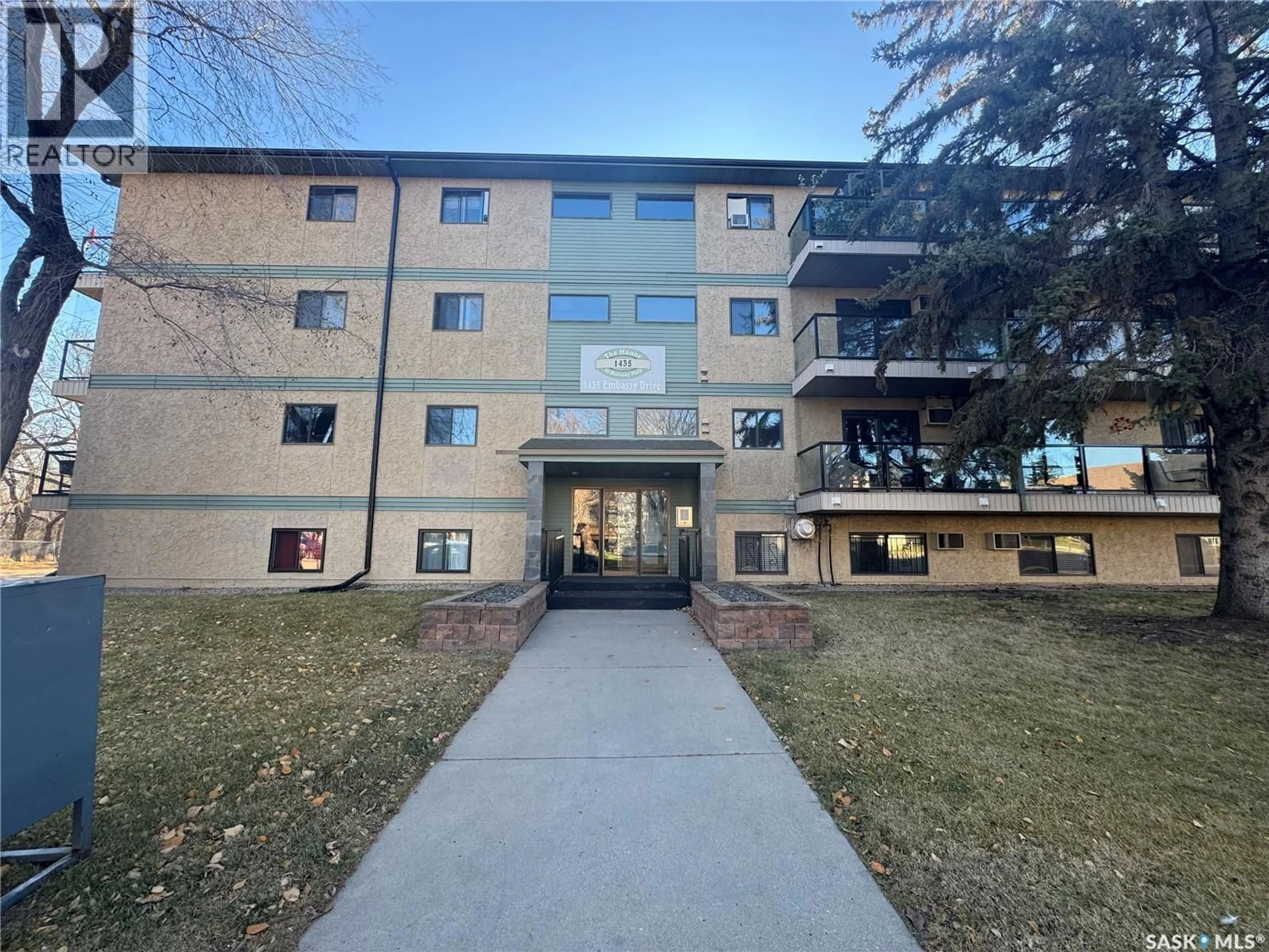 Indoor foyer for 305 - 1435 EMBASSY DRIVE, Saskatoon Saskatchewan S7M4E5