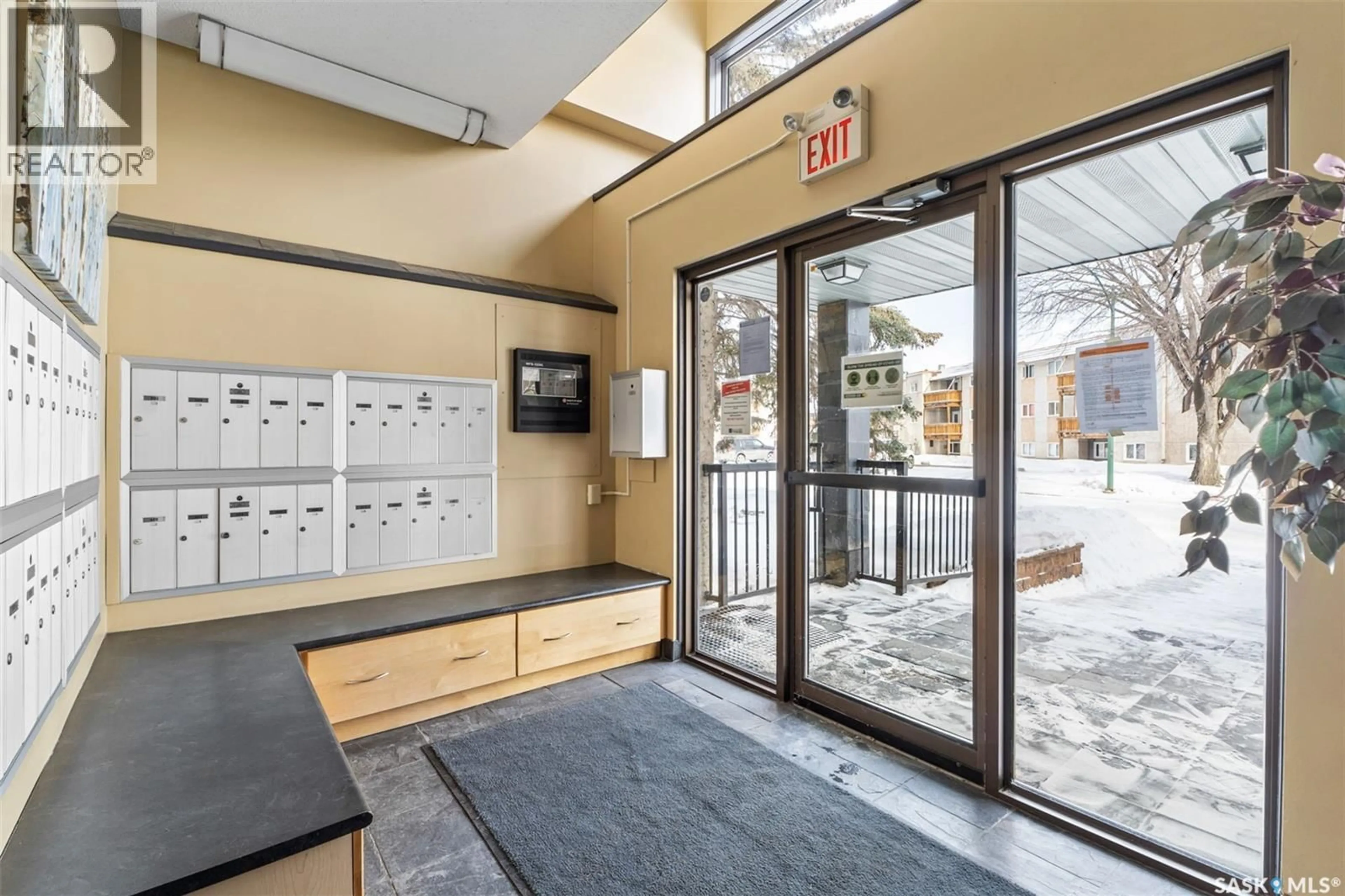 Indoor foyer for 305 - 1435 EMBASSY DRIVE, Saskatoon Saskatchewan S7M4E5