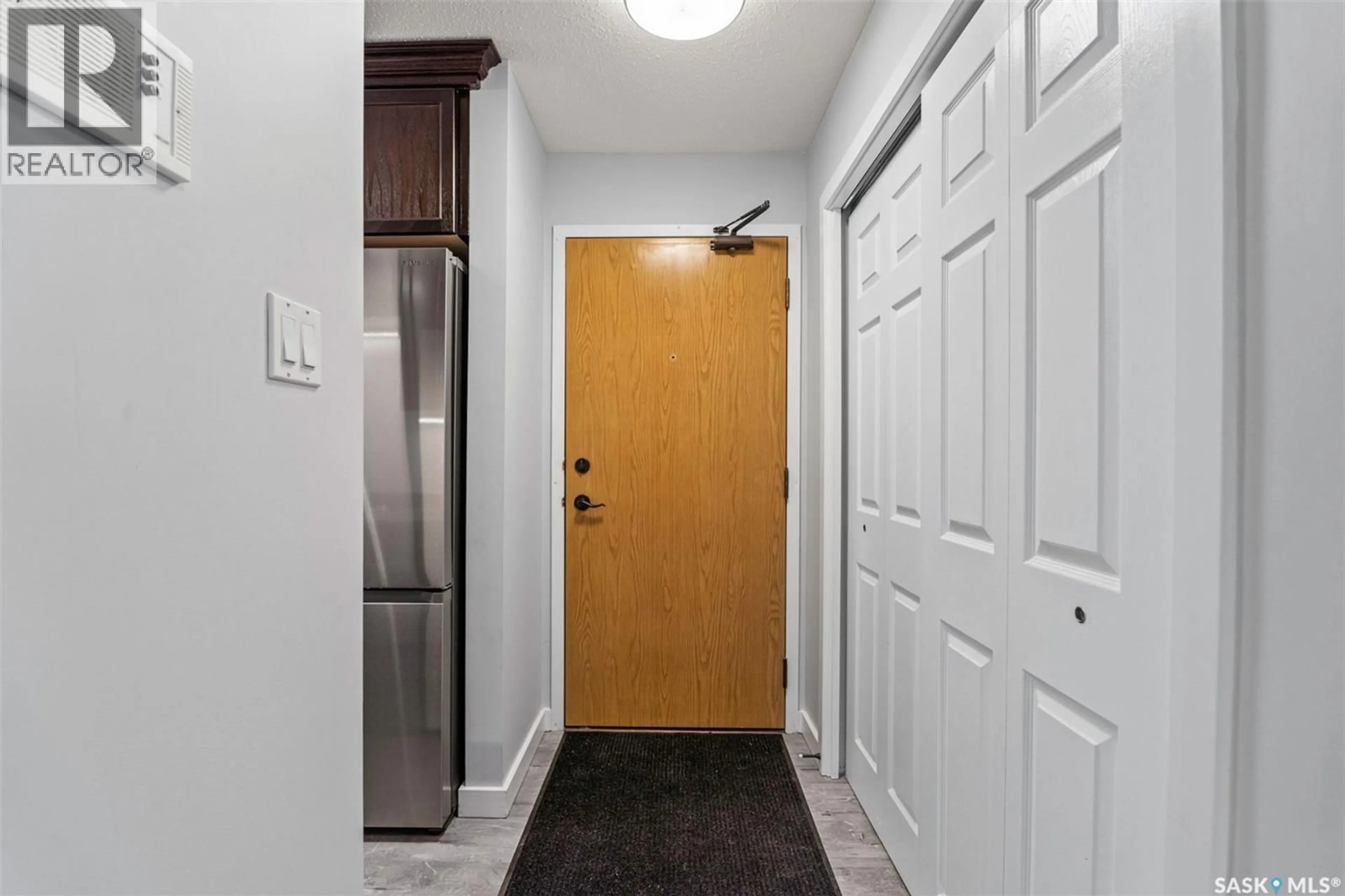 Indoor entryway for 305 - 1435 EMBASSY DRIVE, Saskatoon Saskatchewan S7M4E5