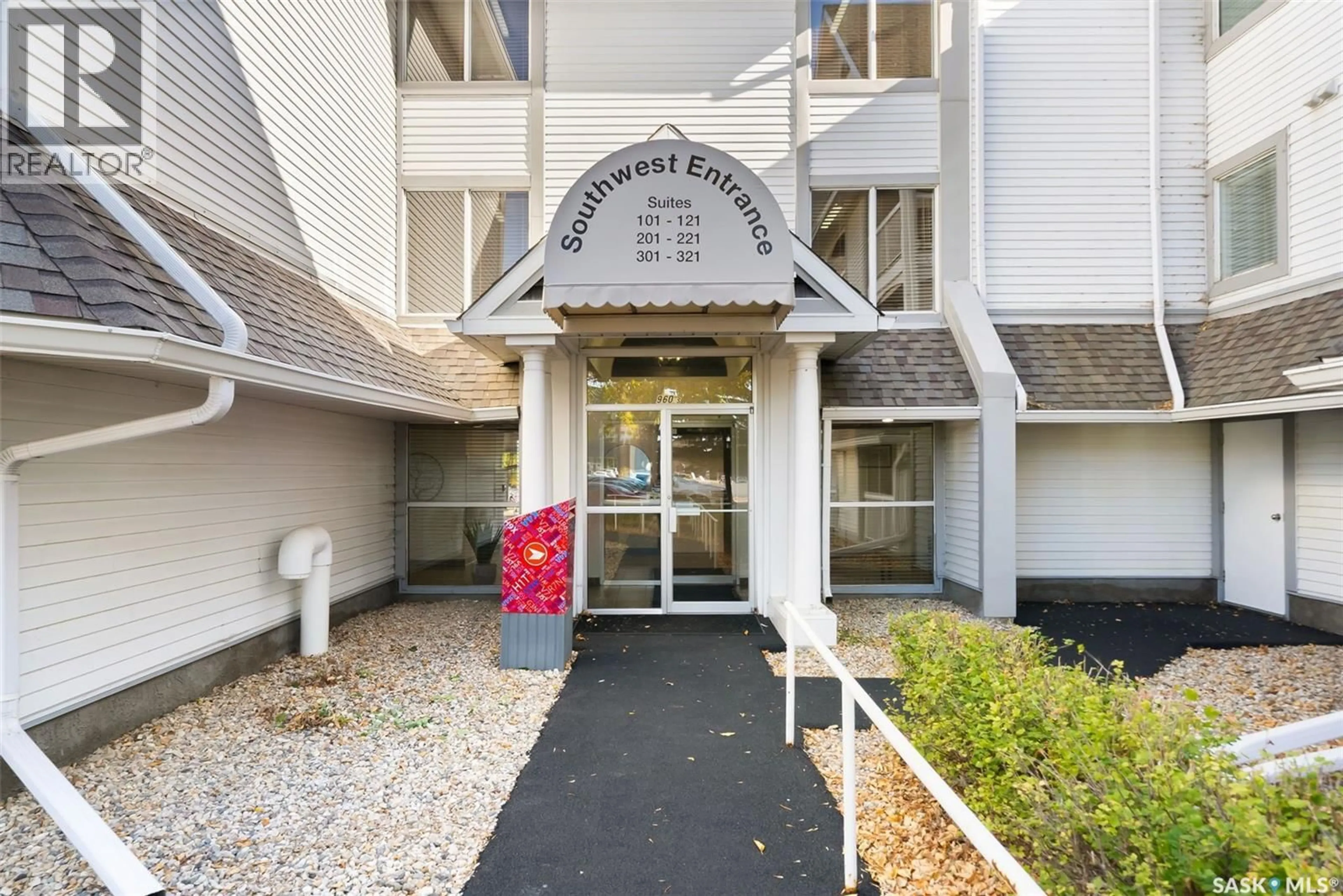 Indoor foyer for 207 - 960 ASSINIBOINE AVENUE, Regina Saskatchewan S4V2P8